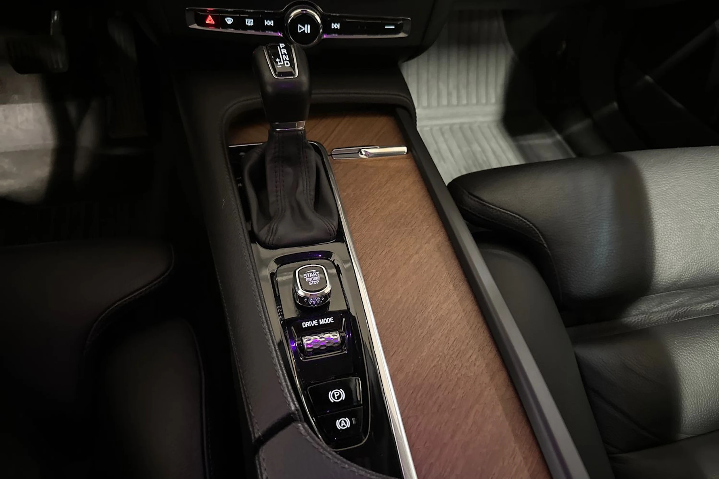 musta Volvo V90 2020 kuva 19.