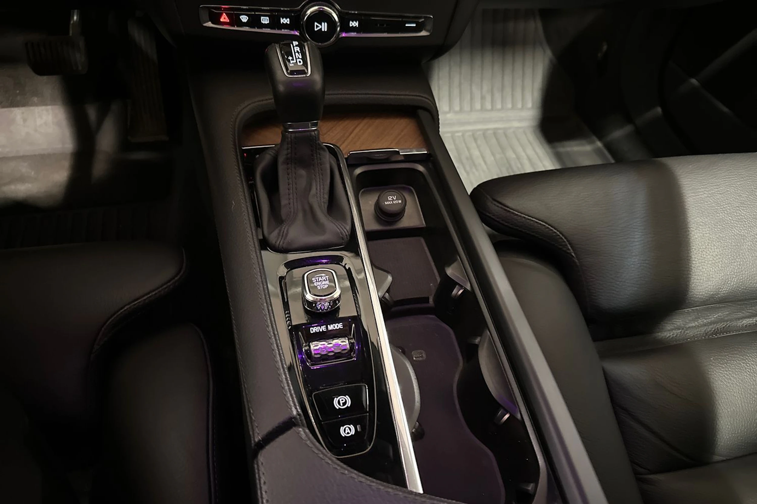 musta Volvo V90 2020 kuva 20.