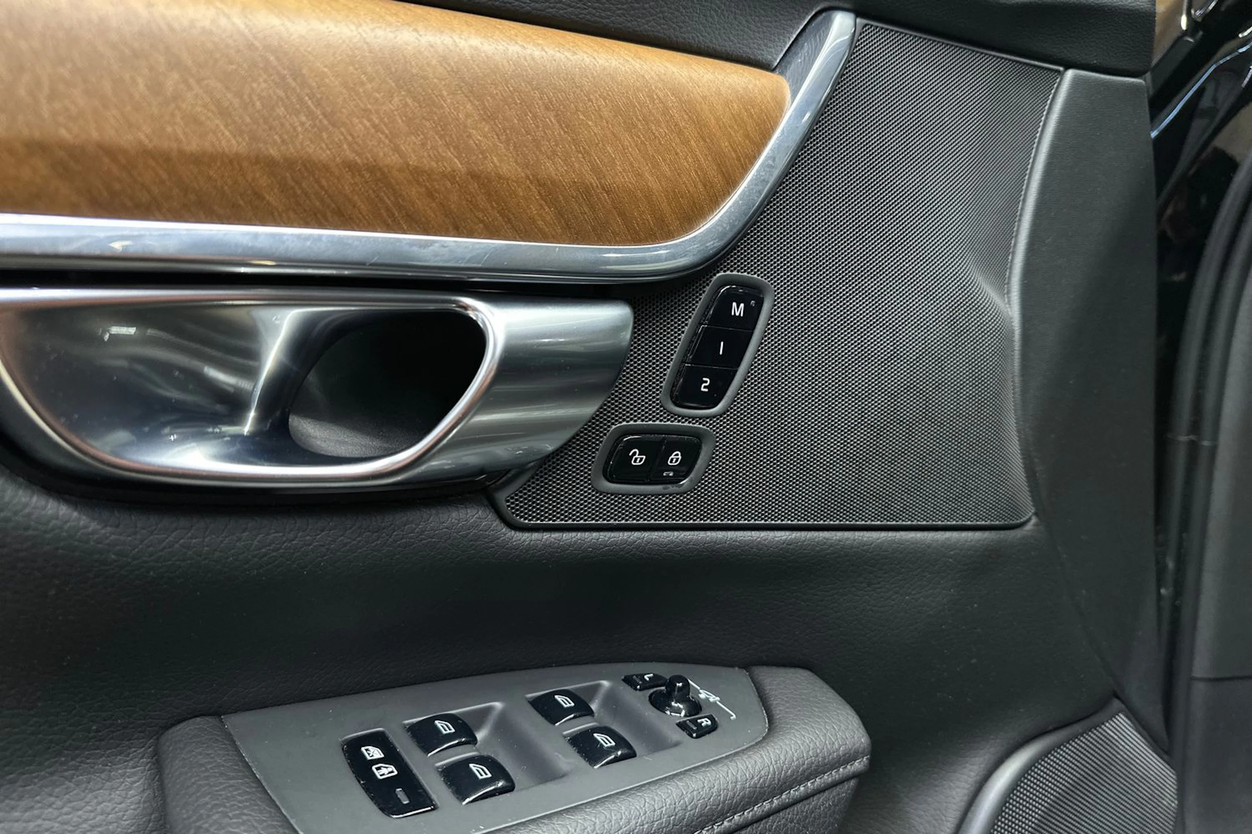 musta Volvo V90 2020 kuva 24.