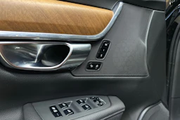 musta Volvo V90 2020 kuva 24.