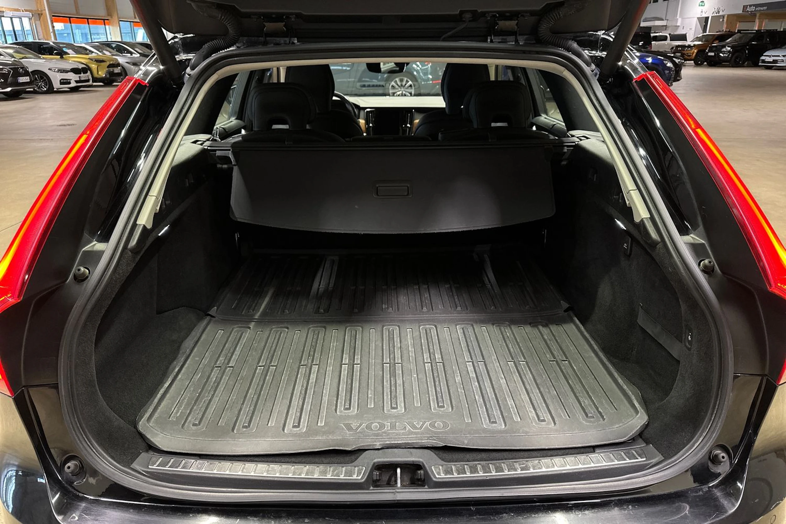 musta Volvo V90 2020 kuva 25.