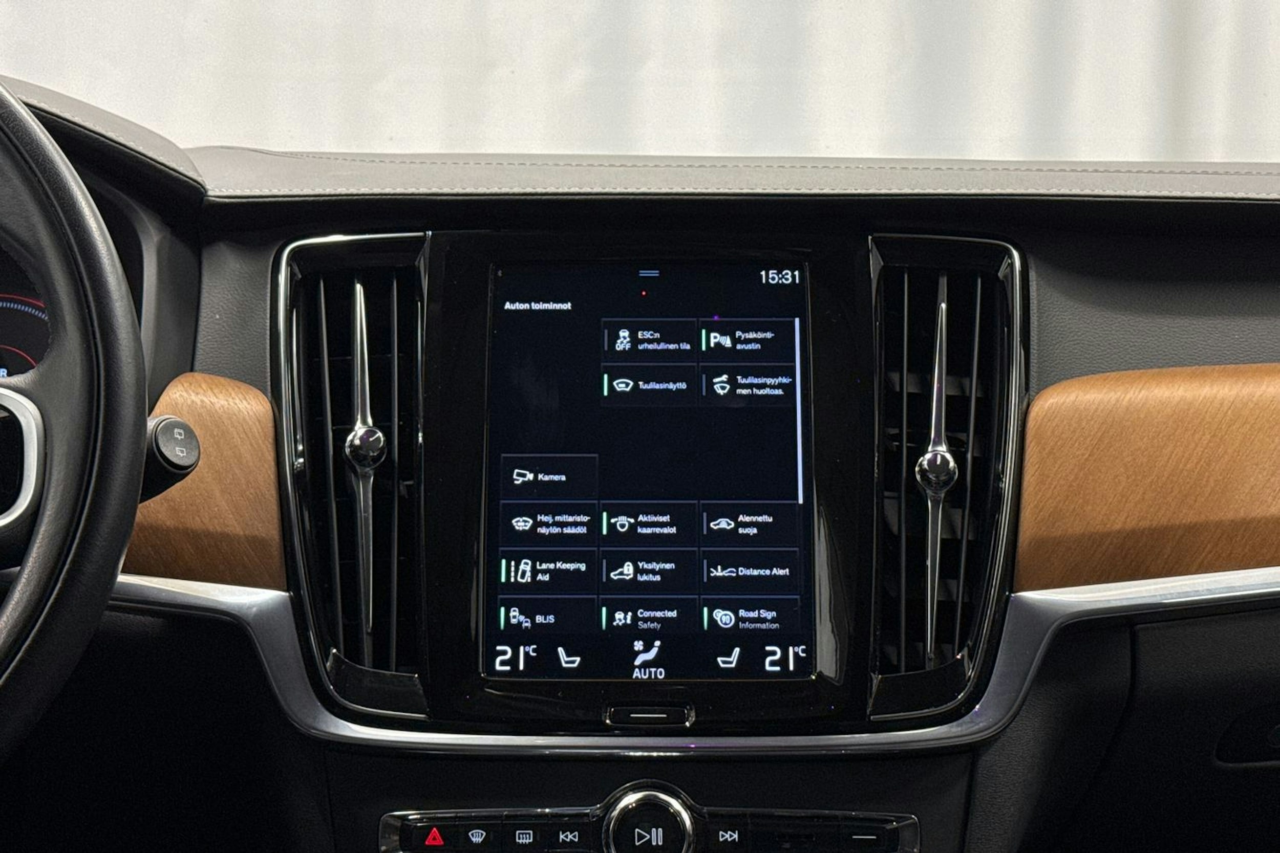 valkoinen Volvo V90 2020 kuva 15.