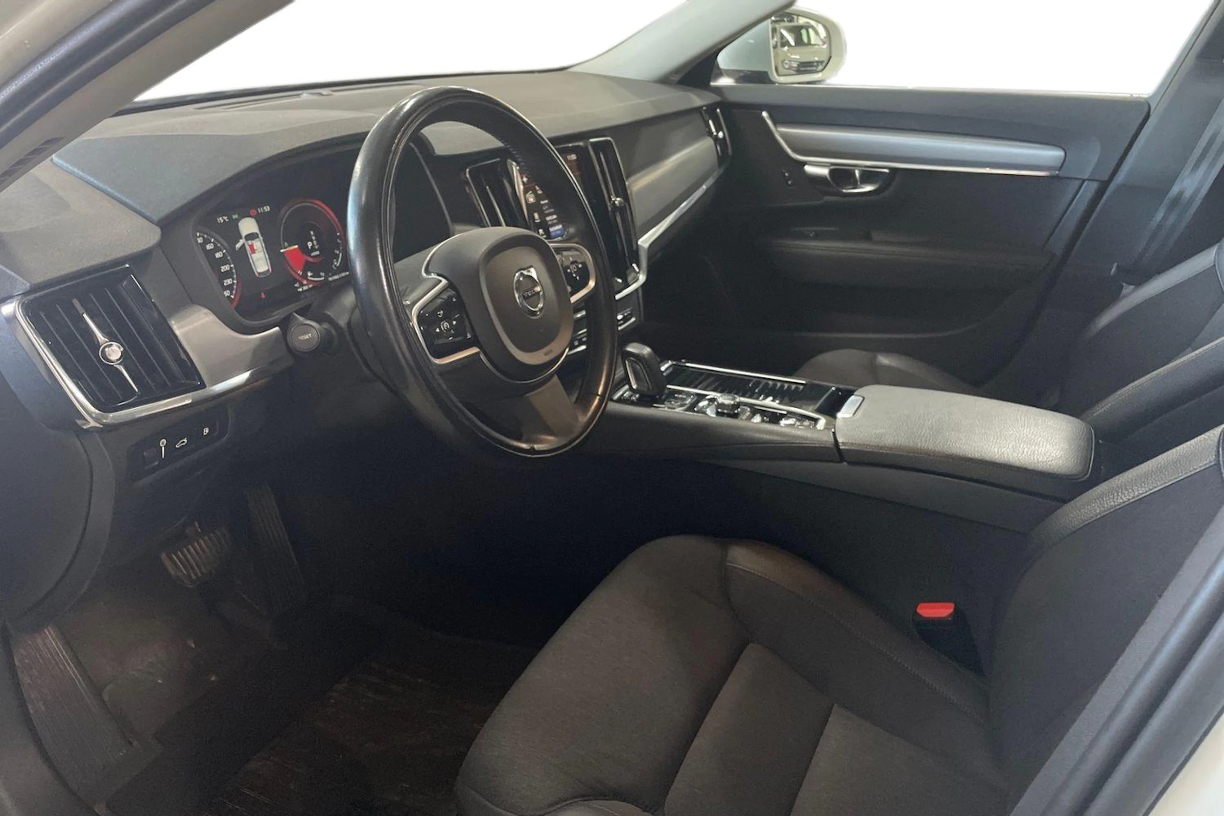 Valkoinen Volvo V90 2020 kuva 6.