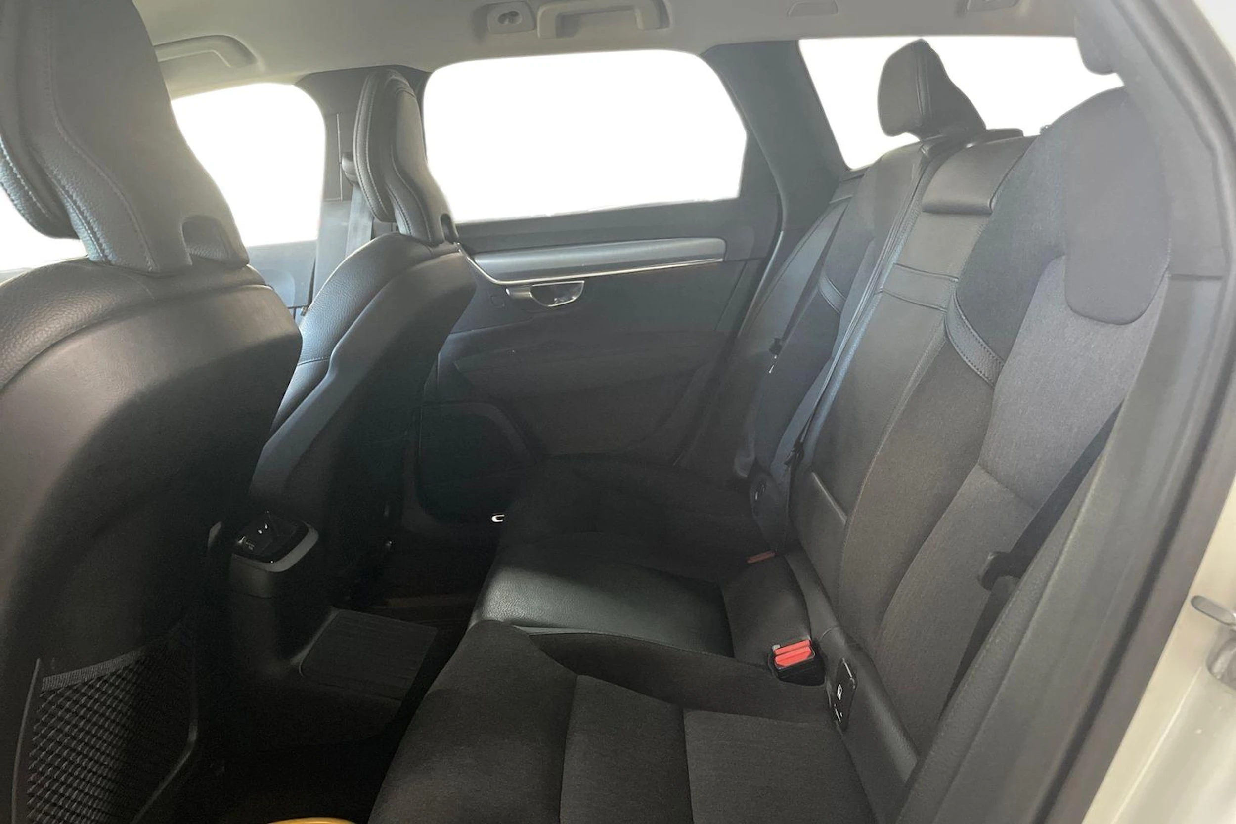 Valkoinen Volvo V90 2020 kuva 8.