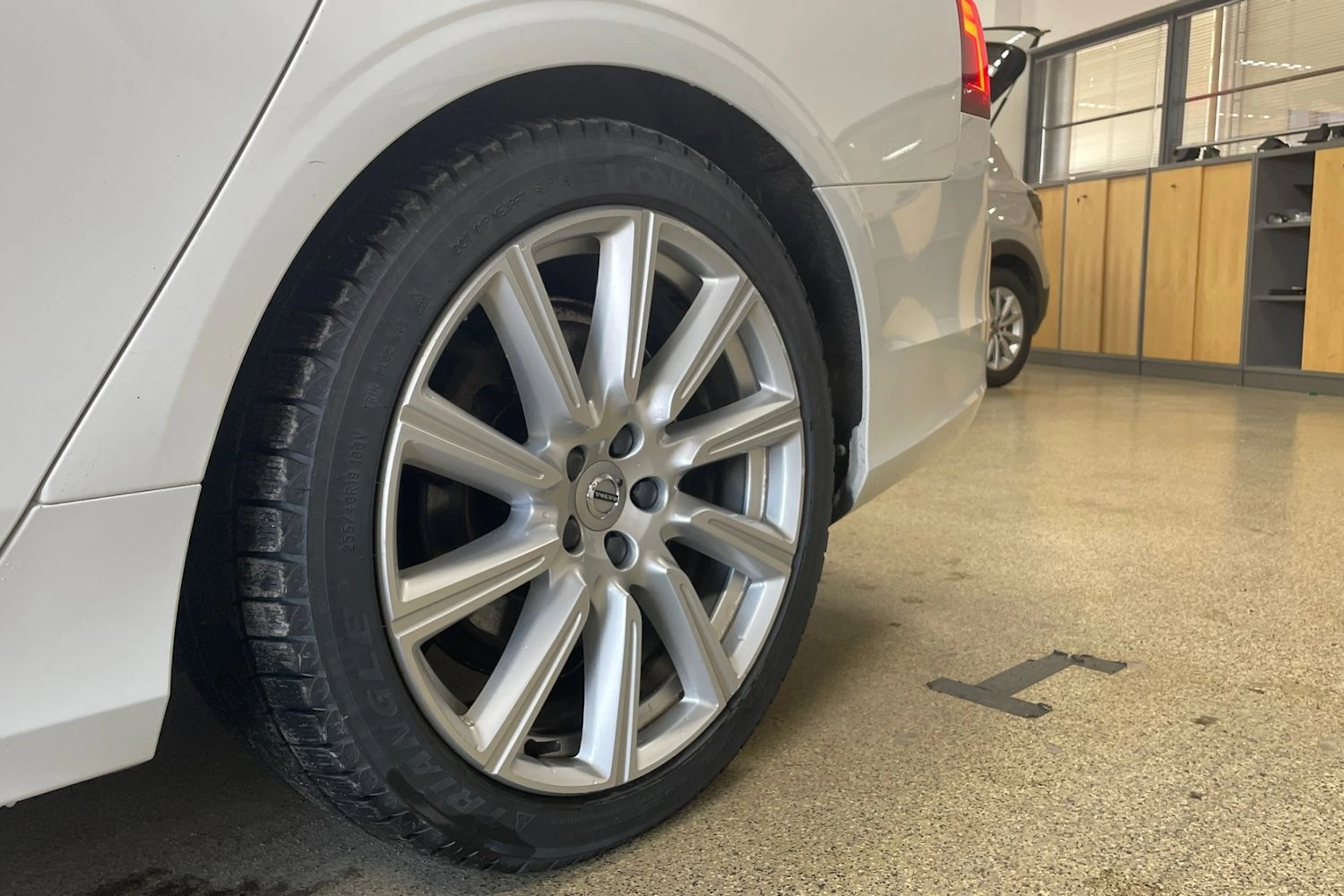 Valkoinen Volvo V90 2020 kuva 10.