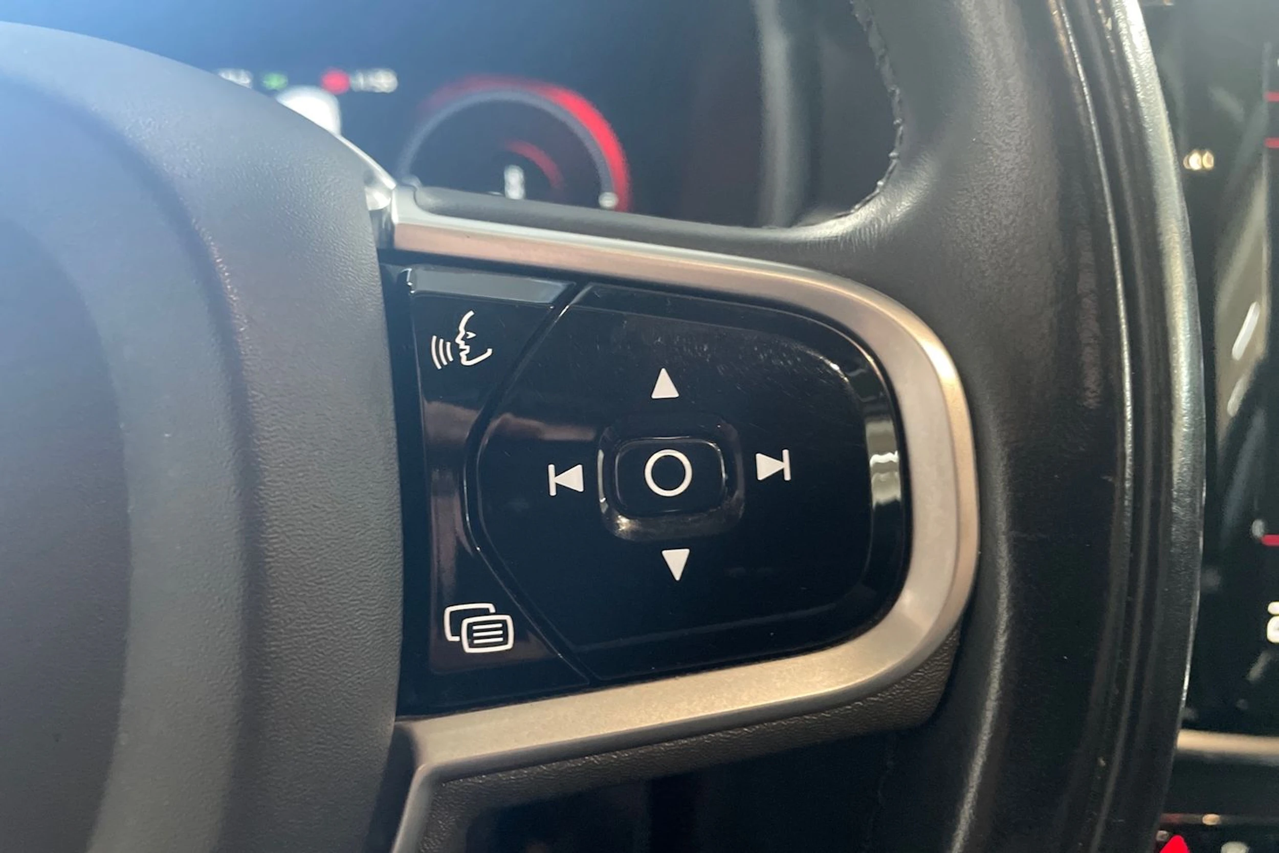 Valkoinen Volvo V90 2020 kuva 11.