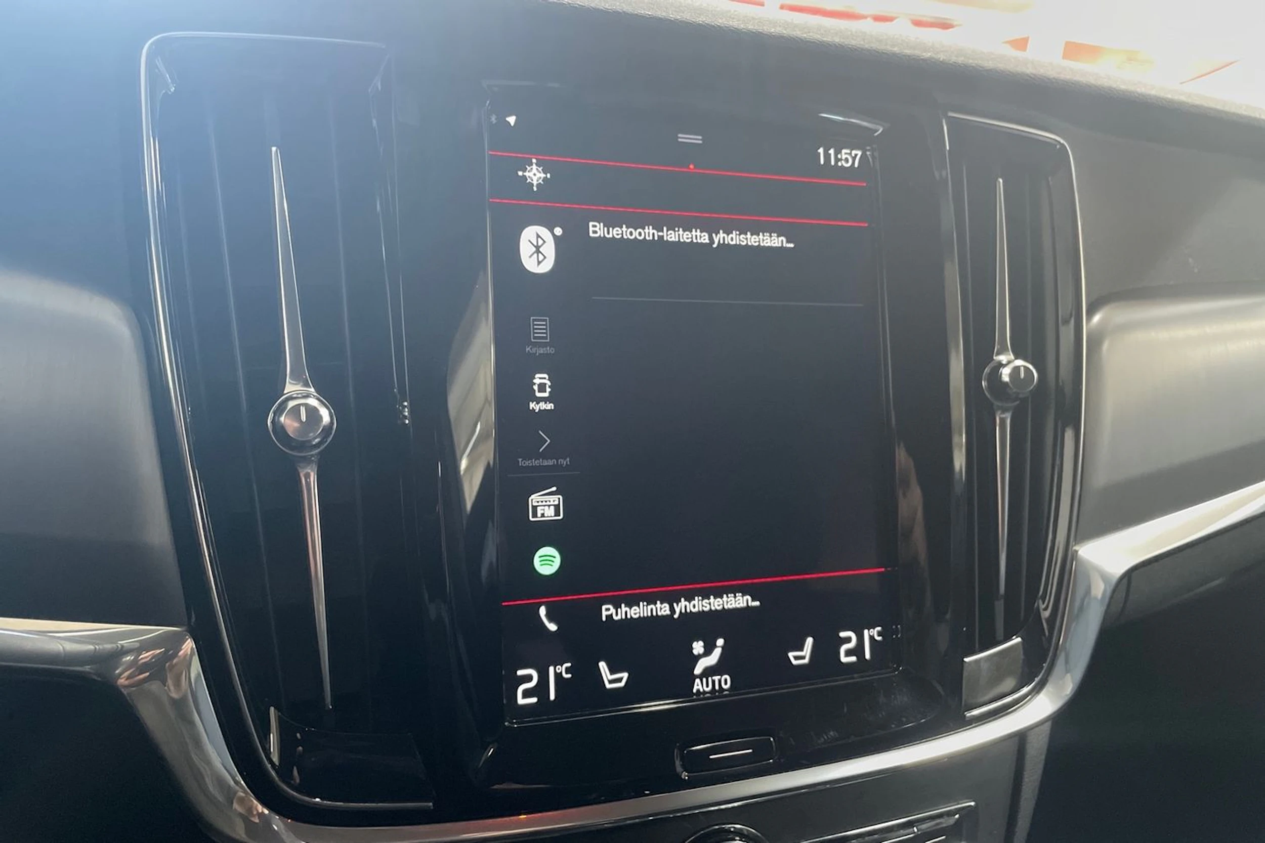 Valkoinen Volvo V90 2020 kuva 15.