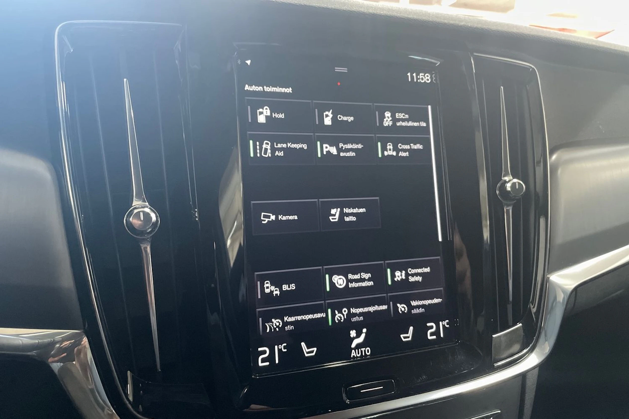 Valkoinen Volvo V90 2020 kuva 17.