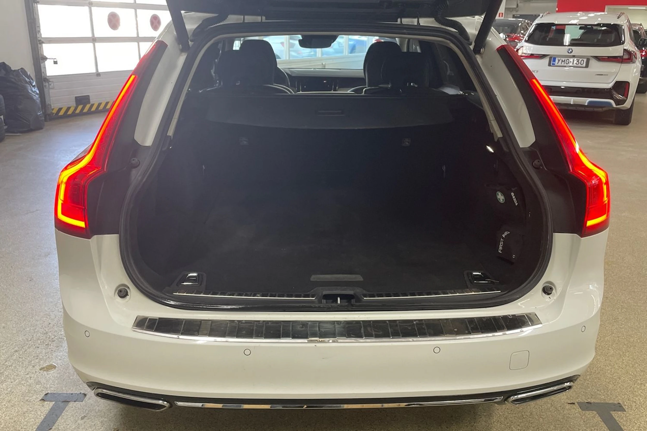 Valkoinen Volvo V90 2020 kuva 19.