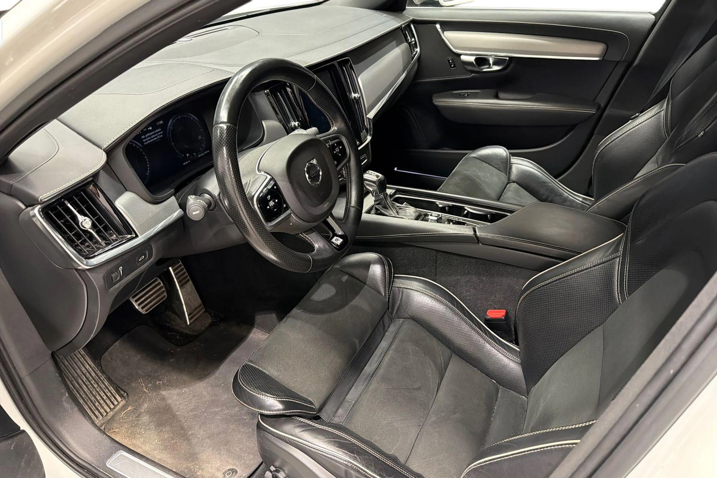 valkoinen Volvo V90 2020 kuva 3.