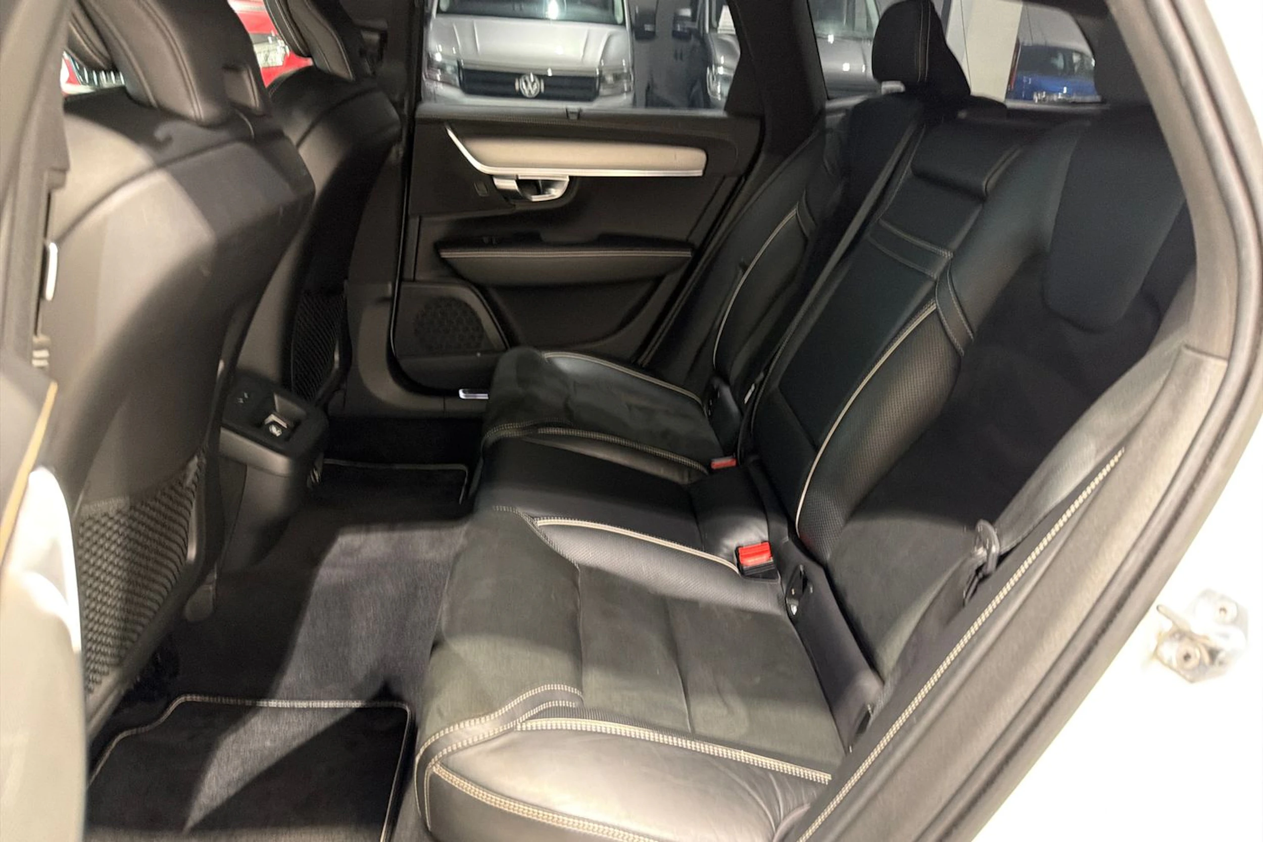 valkoinen Volvo V90 2020 kuva 22.