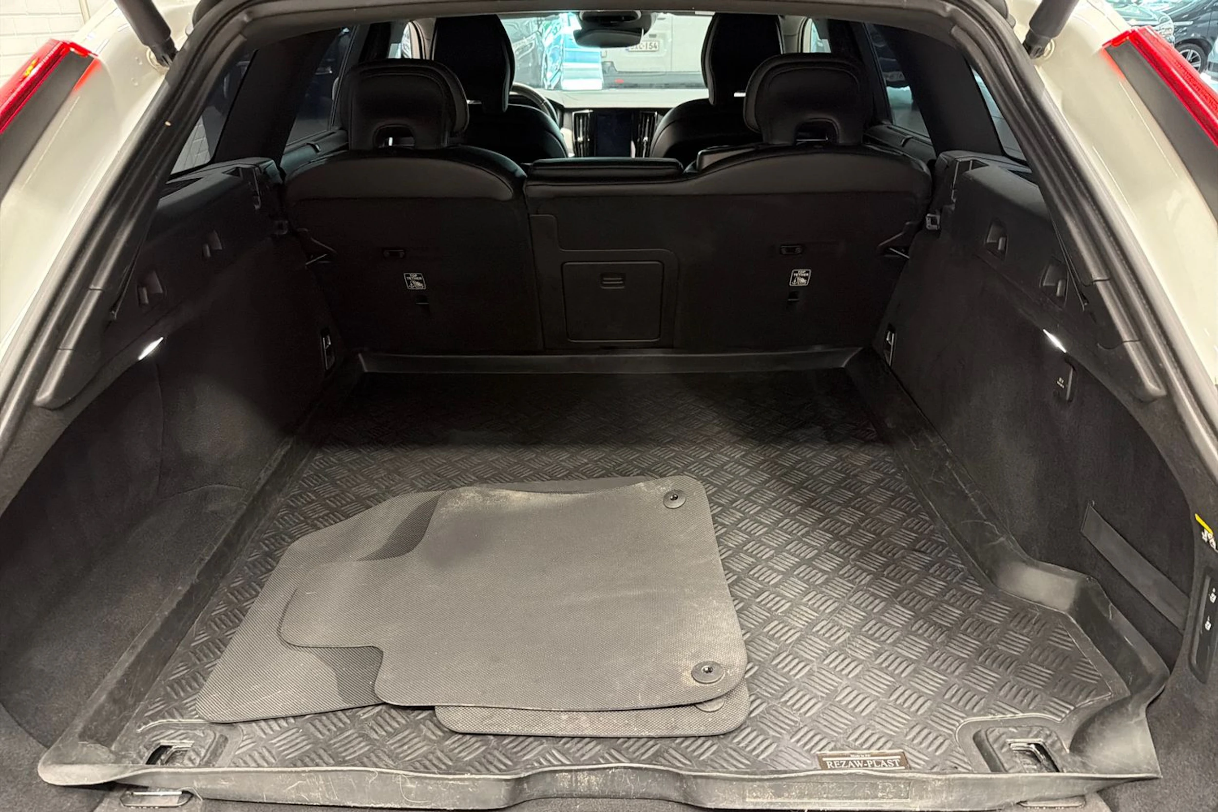 valkoinen Volvo V90 2020 kuva 23.
