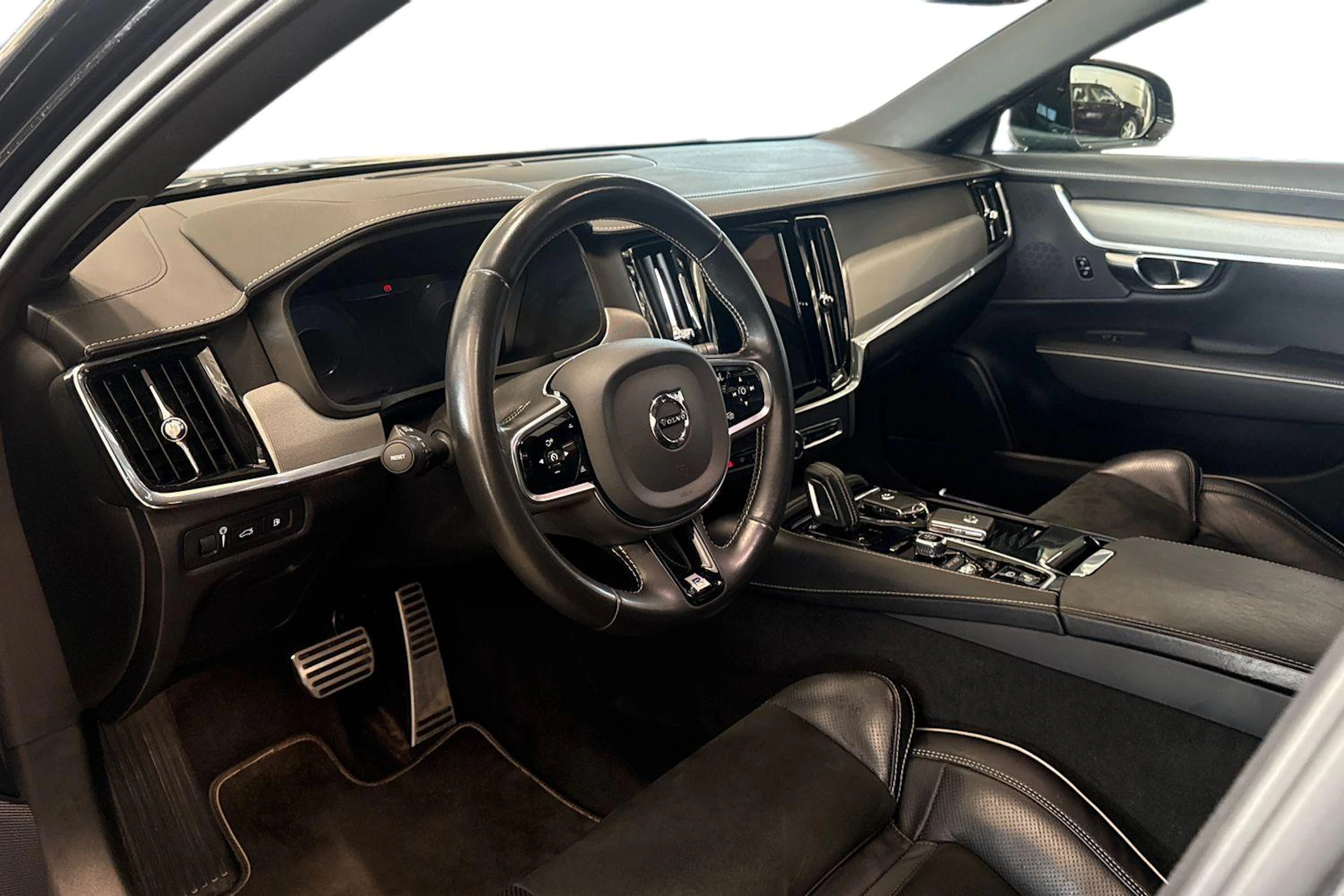 musta Volvo V90 2020 kuva 6.