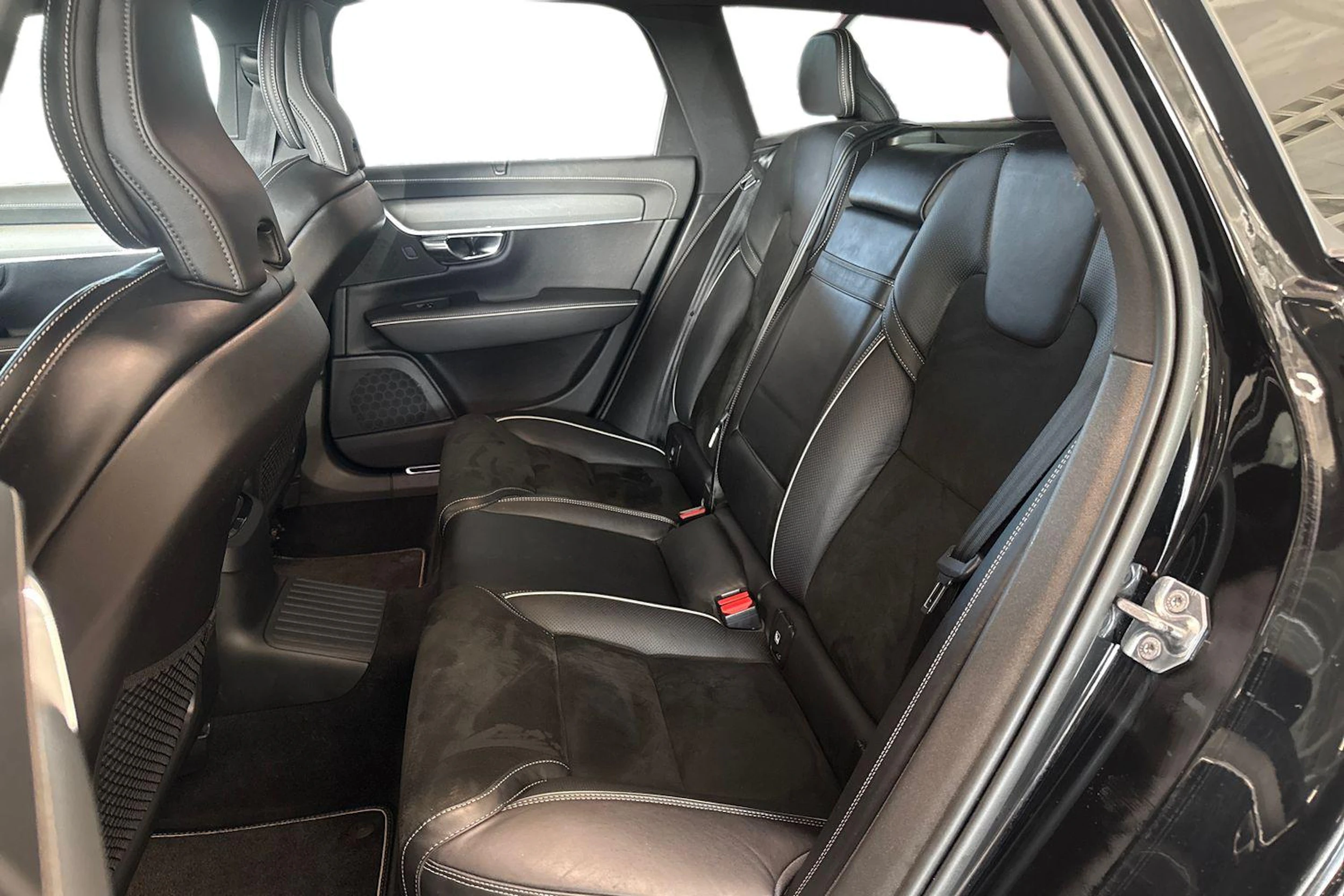 musta Volvo V90 2020 kuva 8.