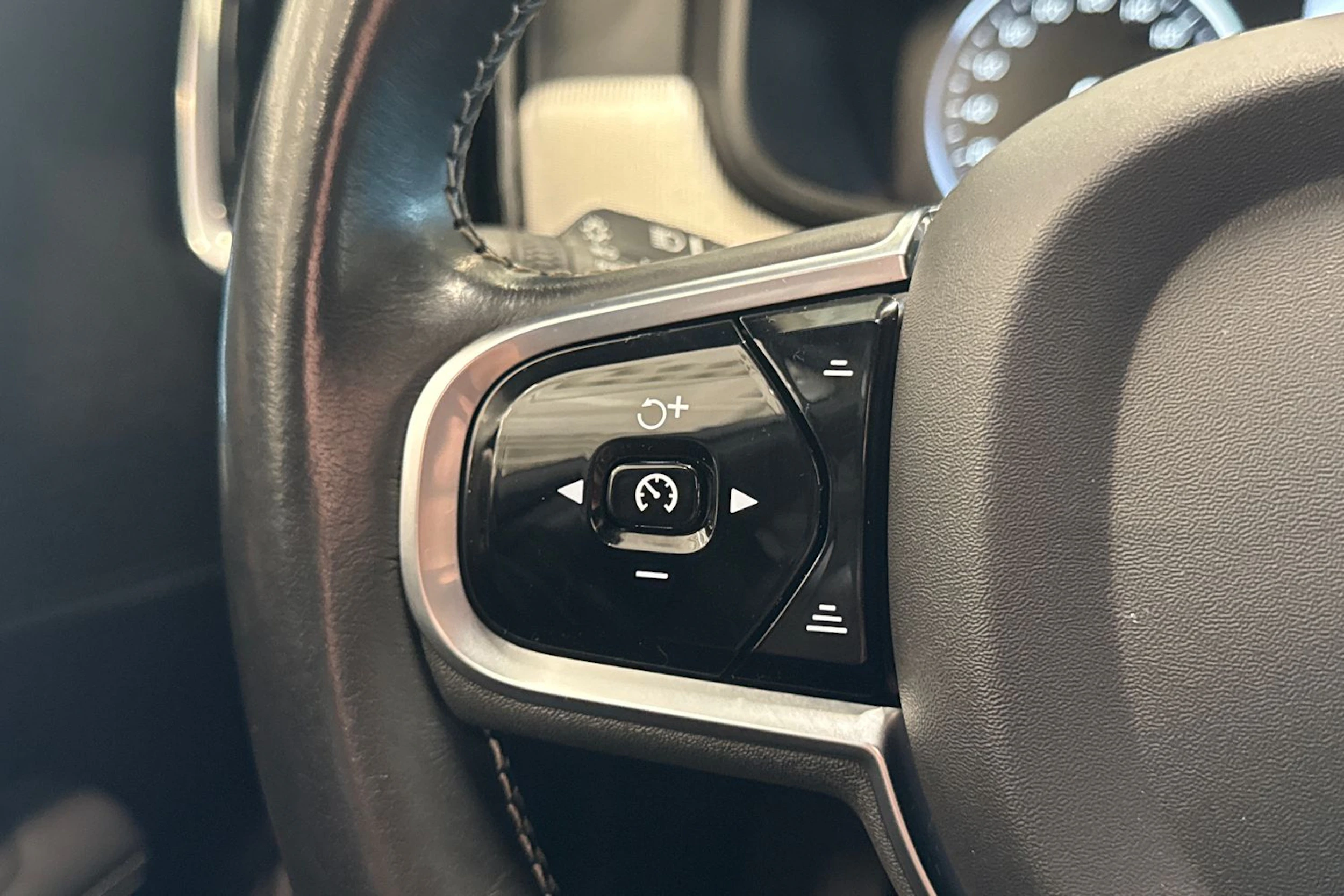 musta Volvo V90 2020 kuva 12.