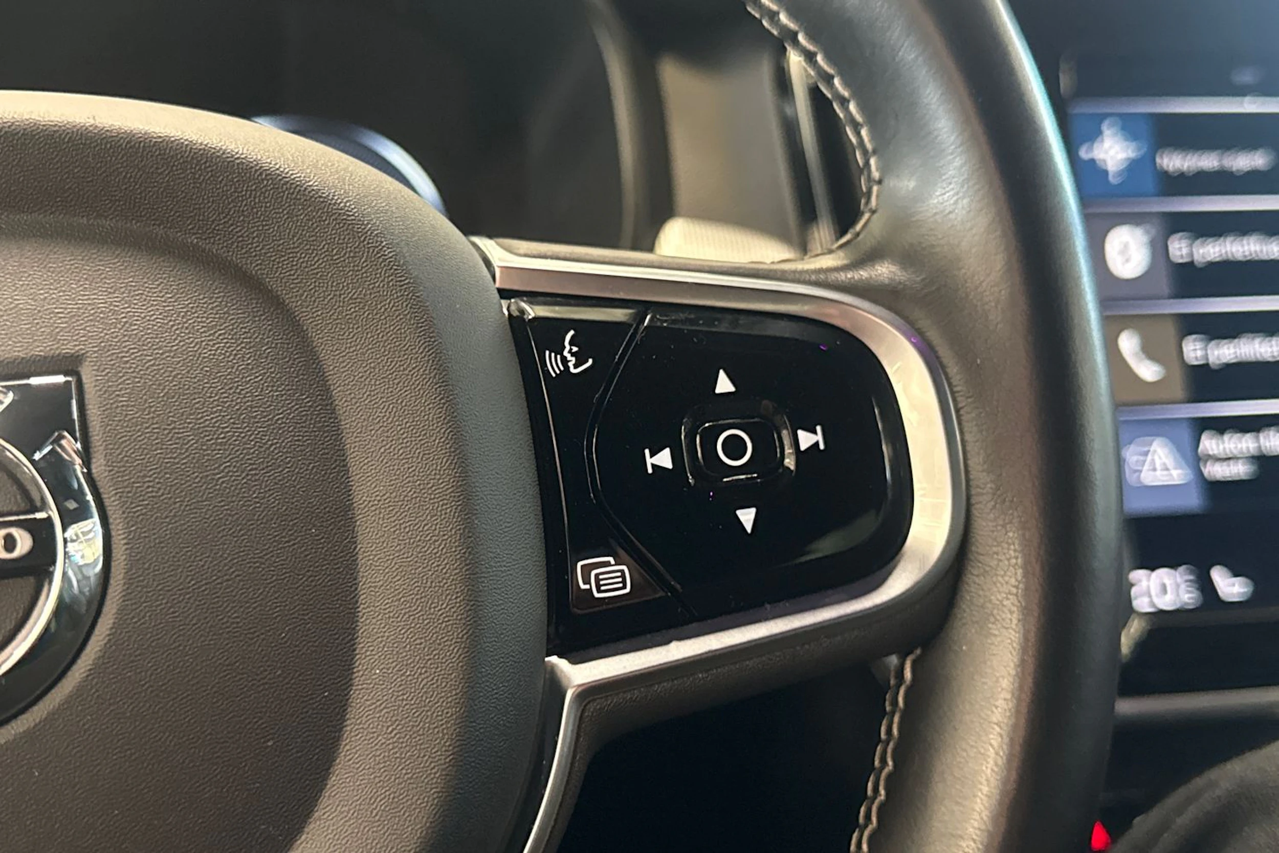 musta Volvo V90 2020 kuva 13.