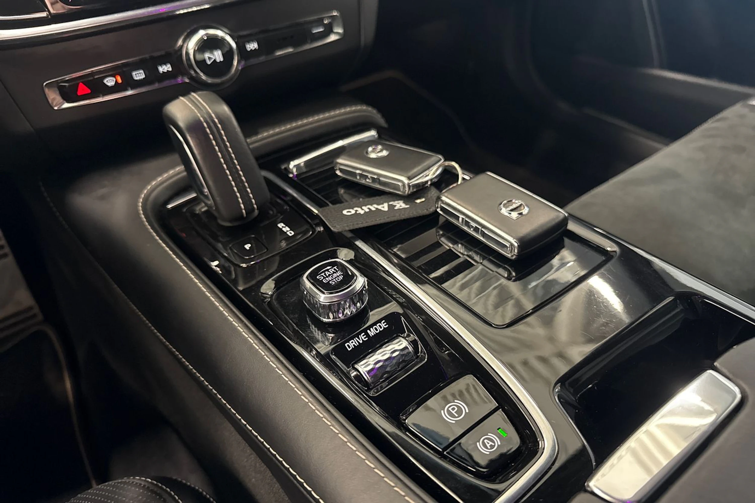 musta Volvo V90 2020 kuva 15.