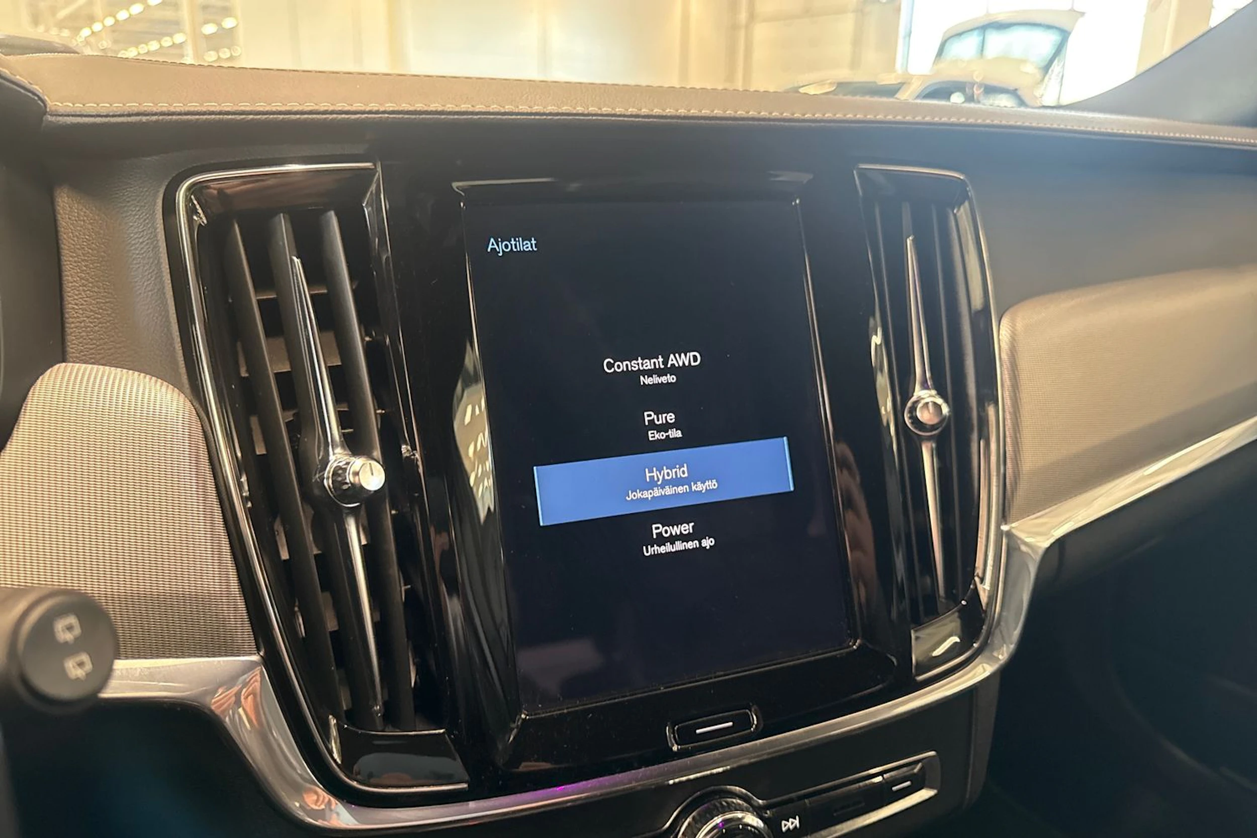 musta Volvo V90 2020 kuva 17.