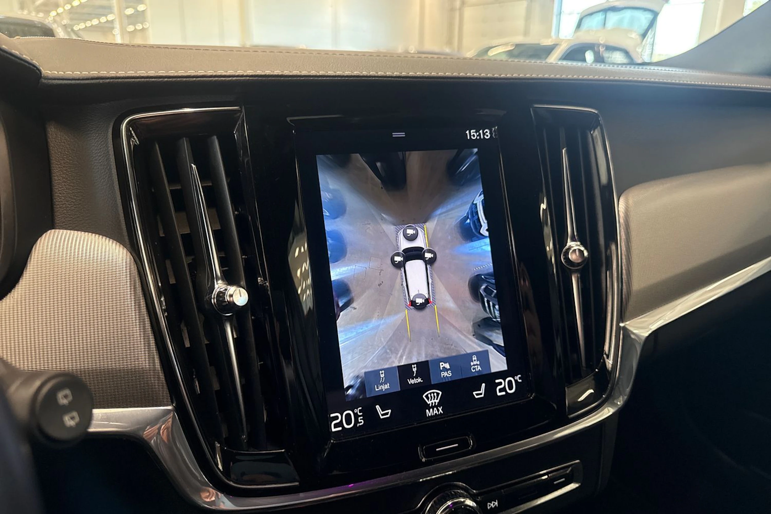 musta Volvo V90 2020 kuva 18.