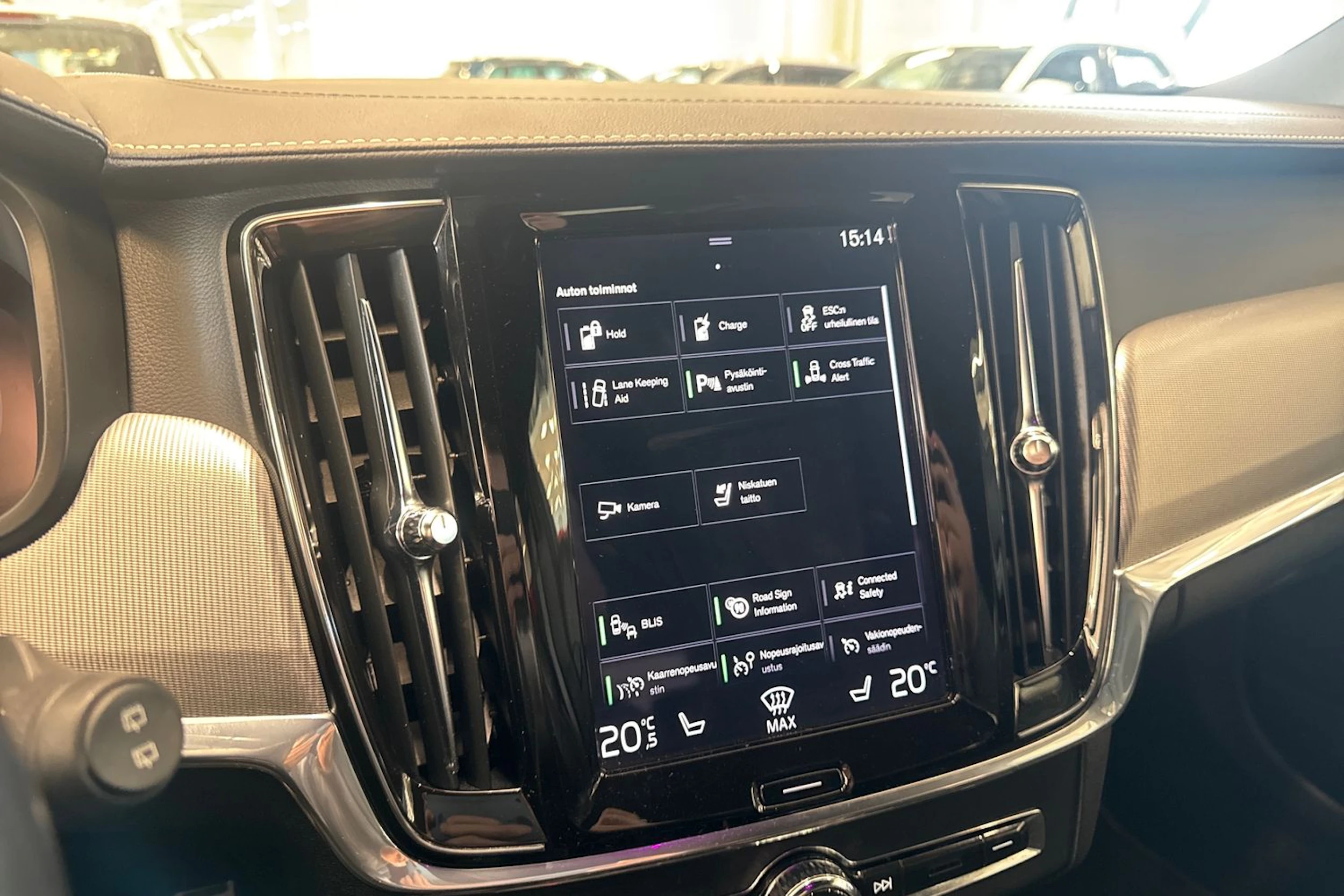 musta Volvo V90 2020 kuva 19.