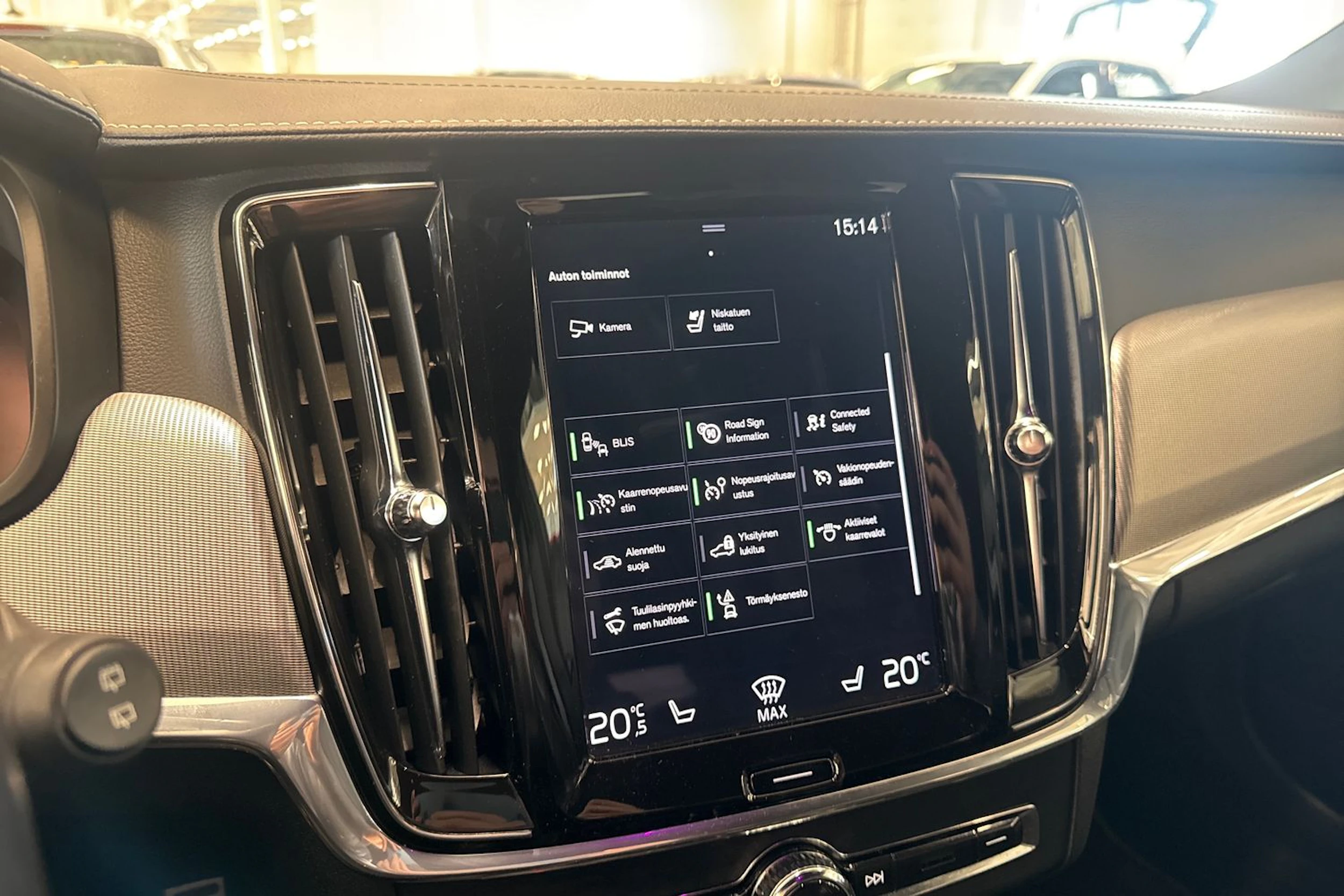 musta Volvo V90 2020 kuva 20.