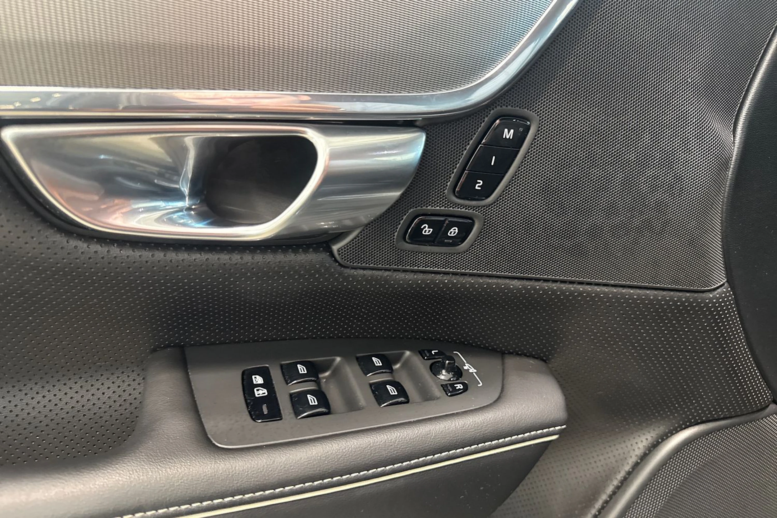 musta Volvo V90 2020 kuva 22.