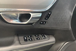 musta Volvo V90 2020 kuva 22.