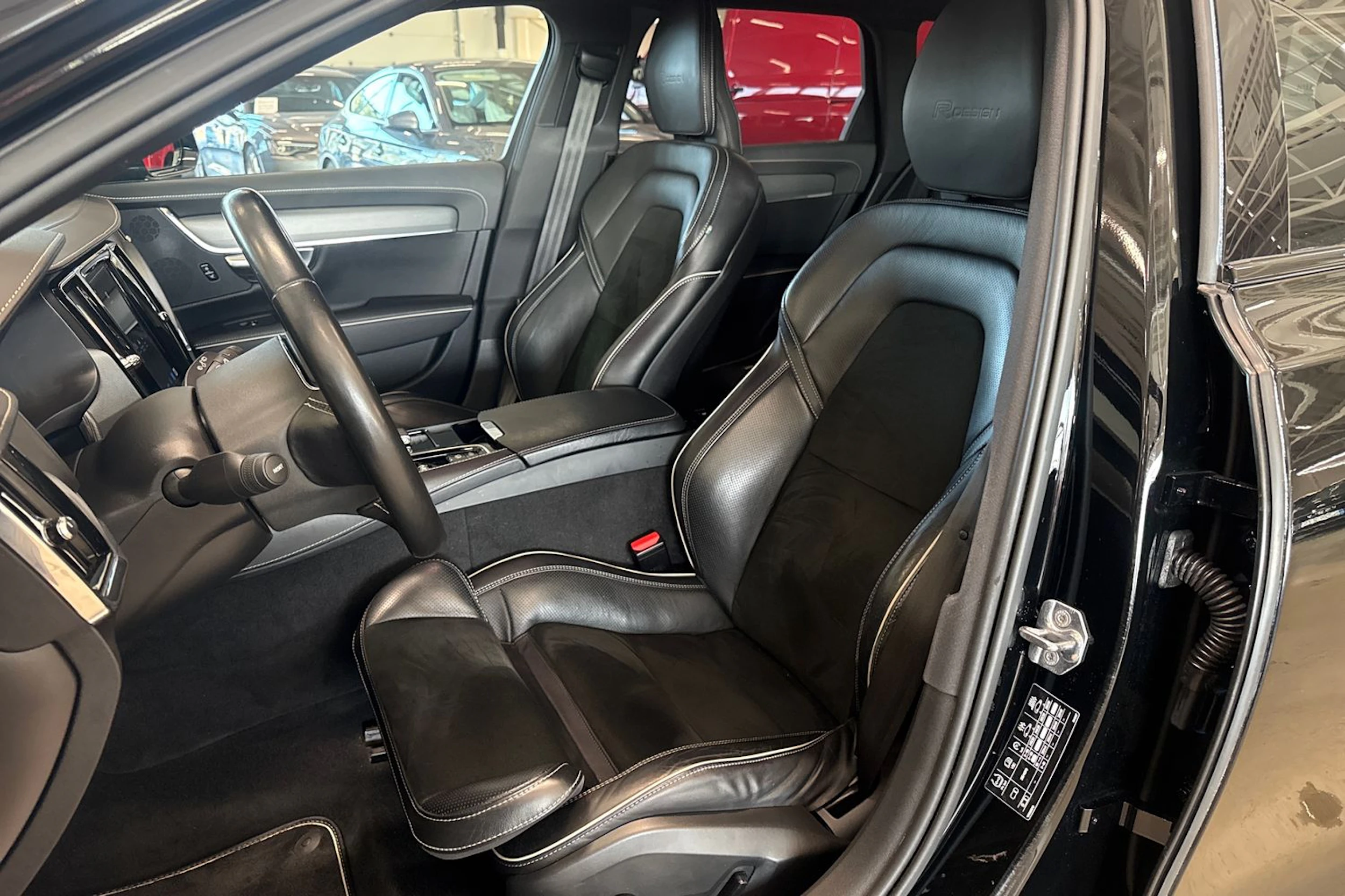 musta Volvo V90 2020 kuva 23.