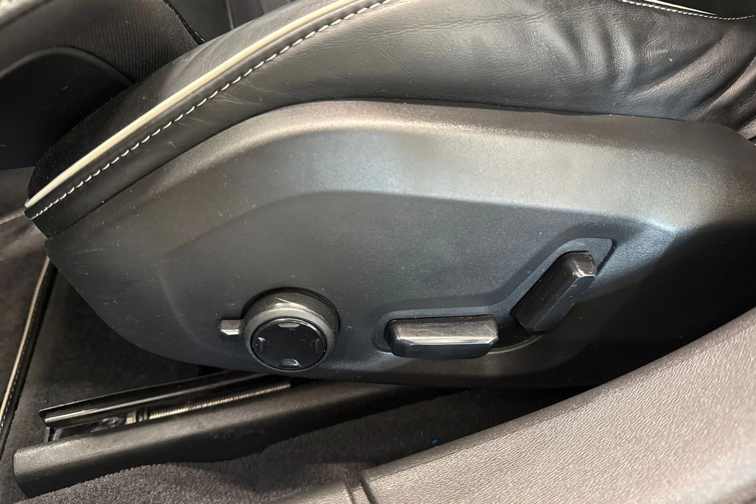 musta Volvo V90 2020 kuva 24.