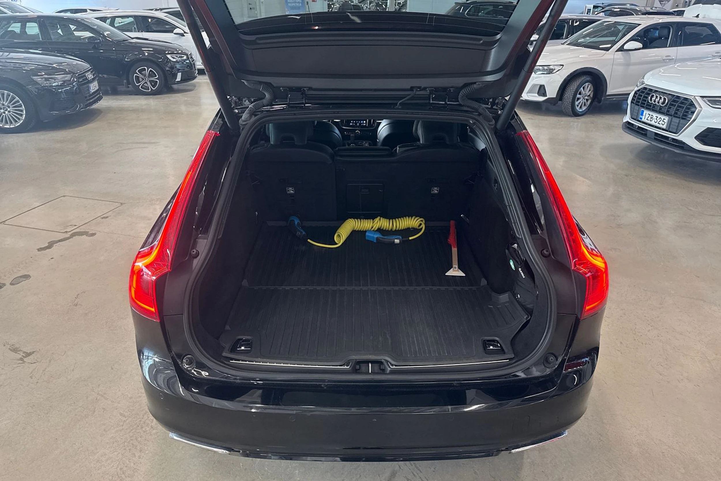 musta Volvo V90 2020 kuva 25.