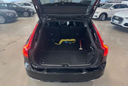 musta Volvo V90 2020 kuva 25.
