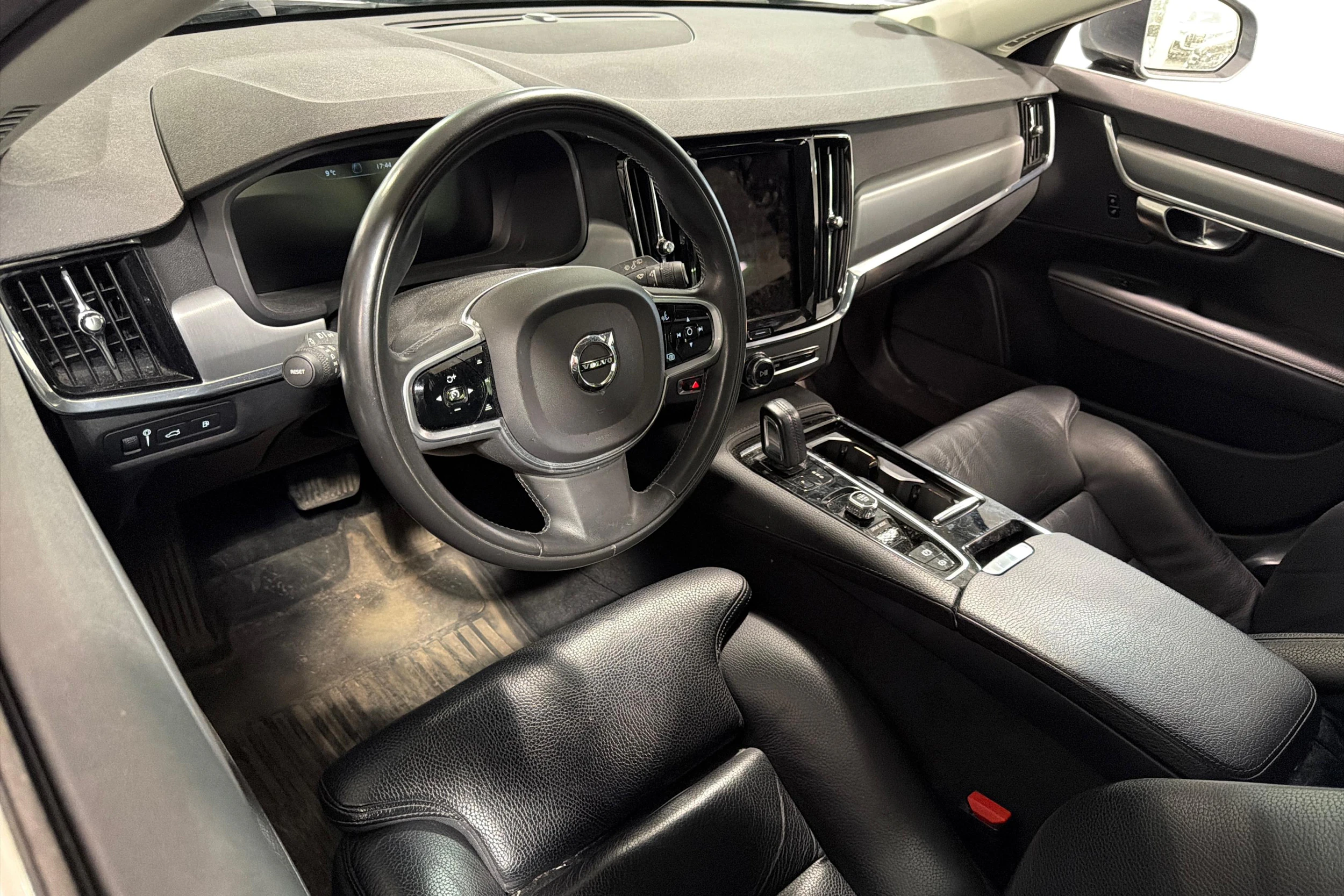 harmaa Volvo V90 2020 kuva 3.