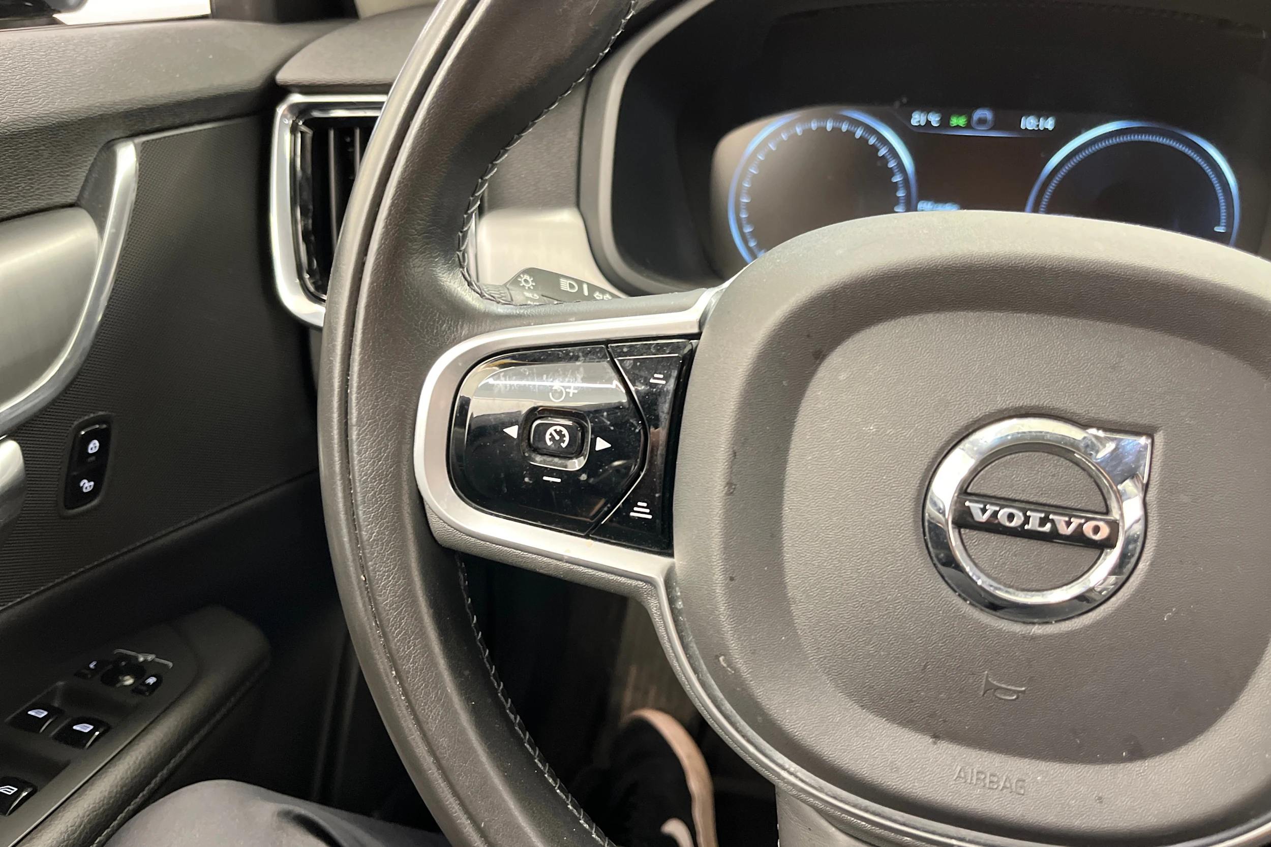 harmaa Volvo V90 2020 kuva 11.