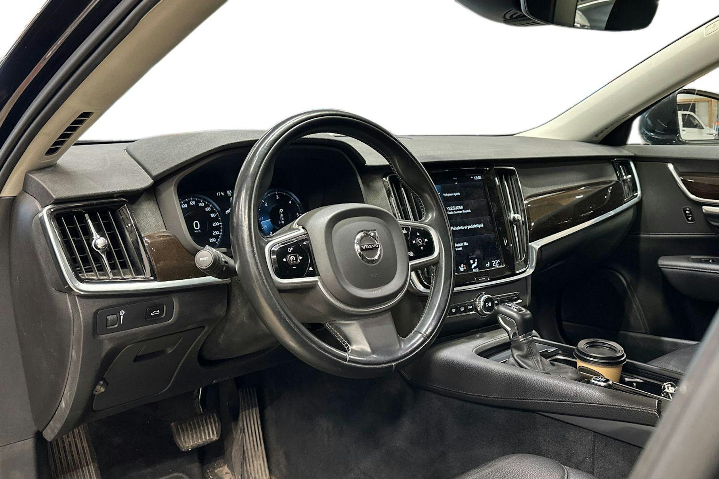 musta Volvo V90 2020 kuva 3.