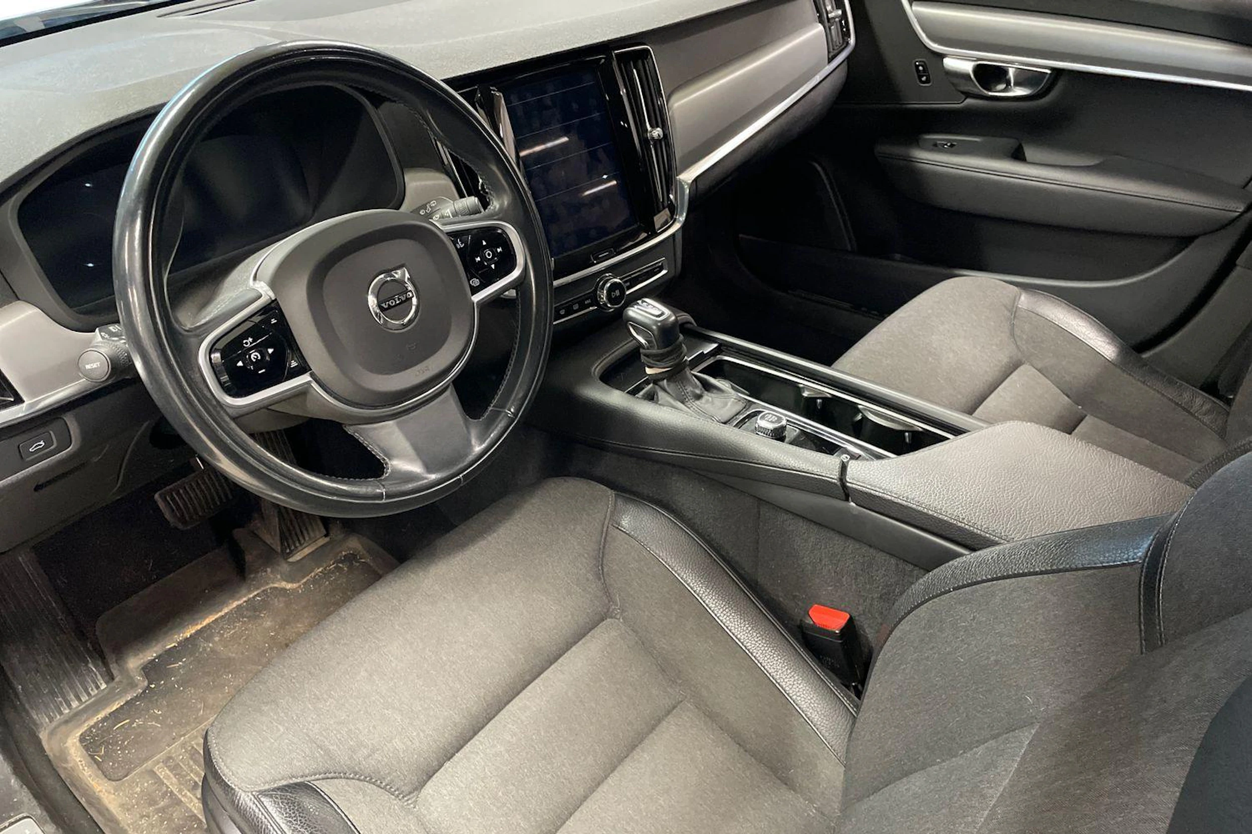 musta Volvo V90 2020 kuva 3.