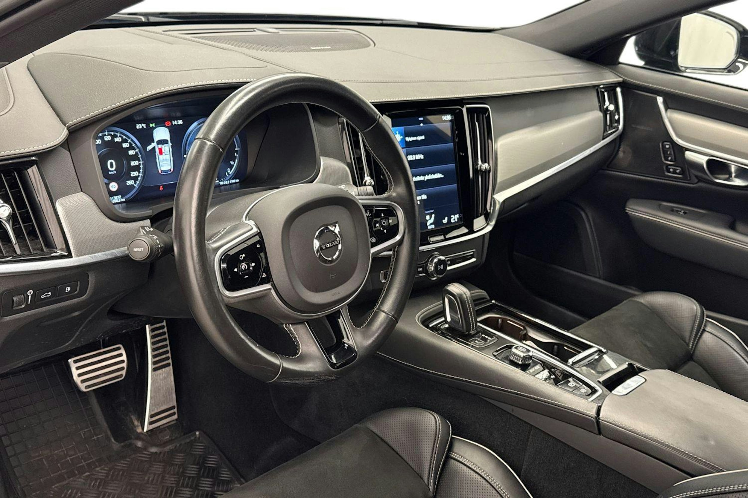 musta Volvo V90 2021 kuva 7.