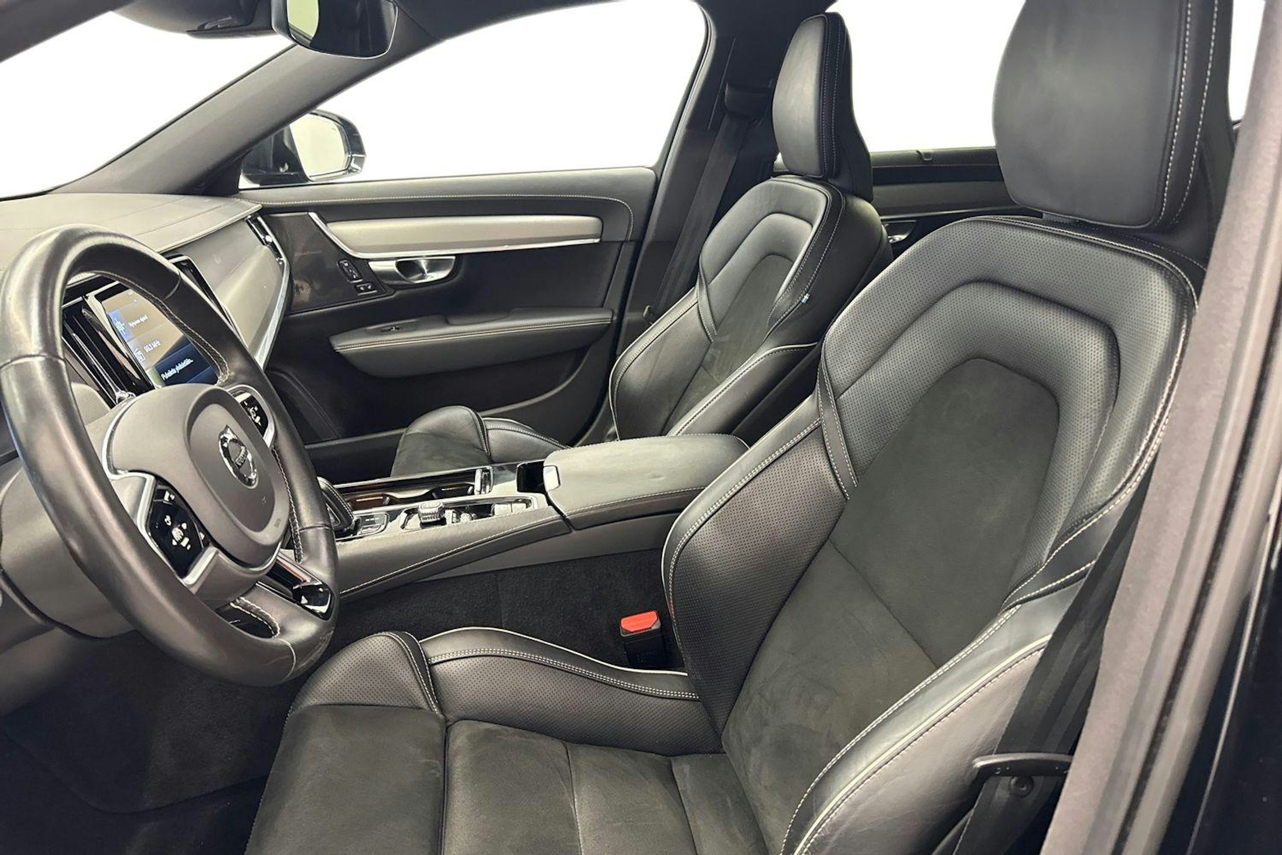 musta Volvo V90 2021 kuva 11.