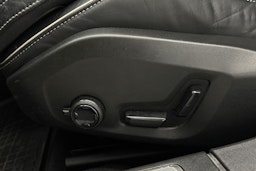 musta Volvo V90 2021 kuva 13.