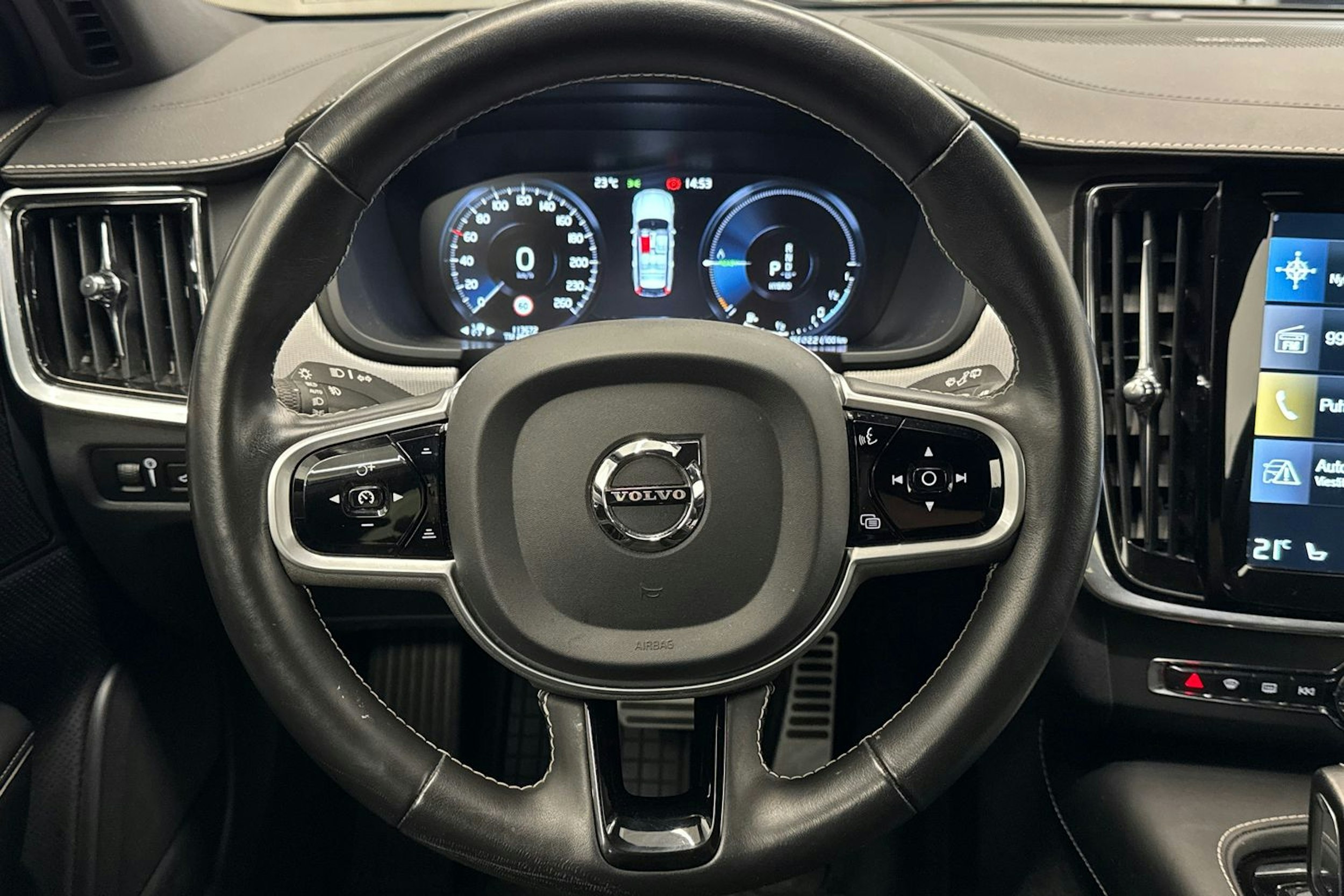 musta Volvo V90 2021 kuva 14.
