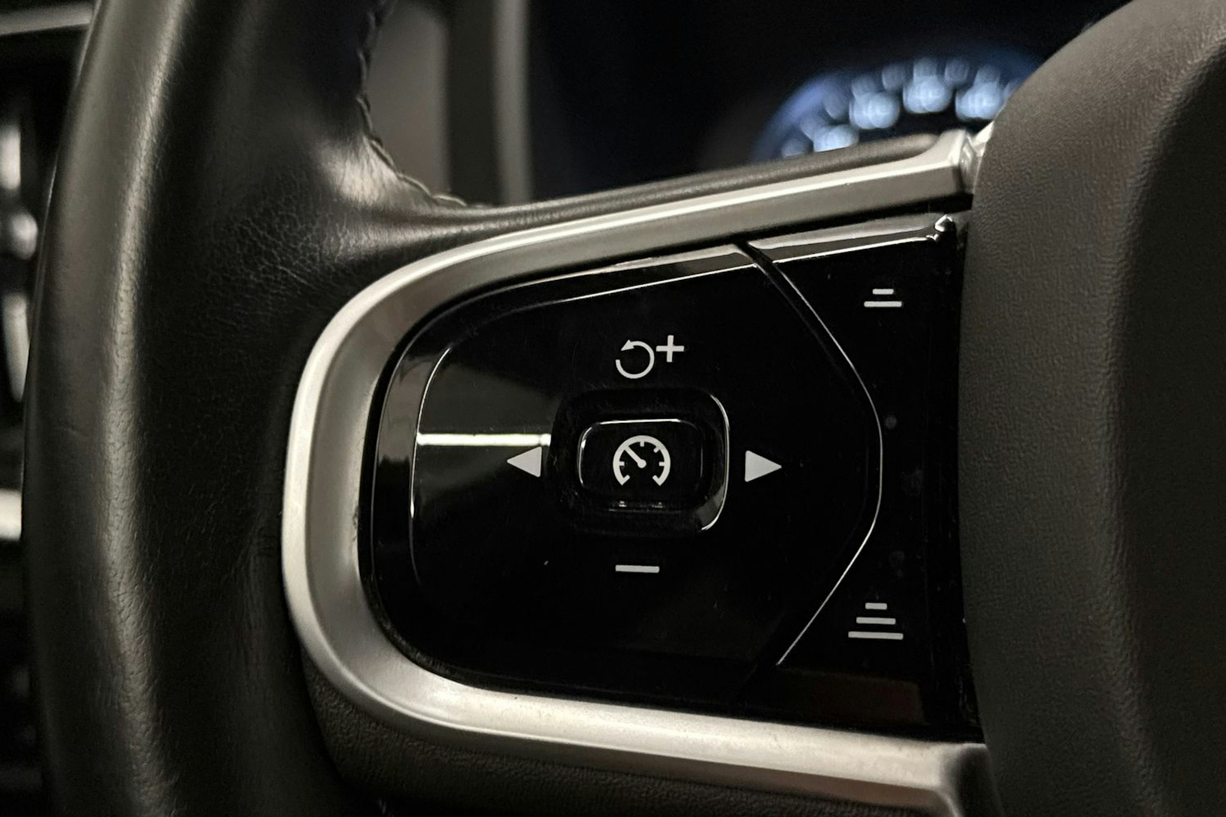 musta Volvo V90 2021 kuva 16.