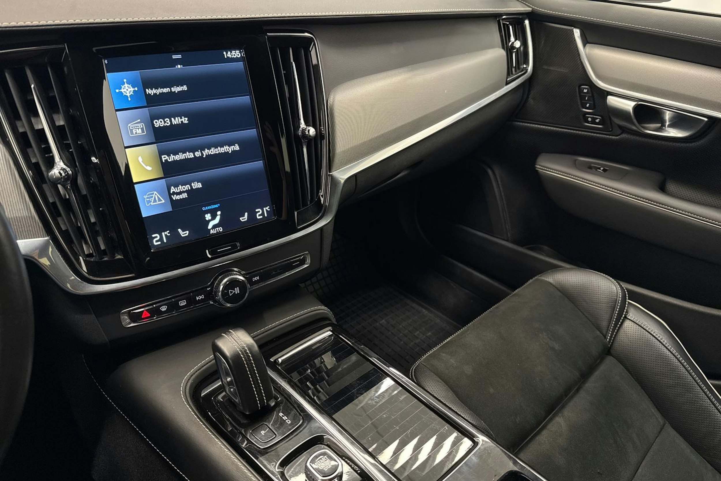 musta Volvo V90 2021 kuva 21.