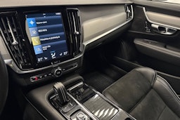 musta Volvo V90 2021 kuva 21.