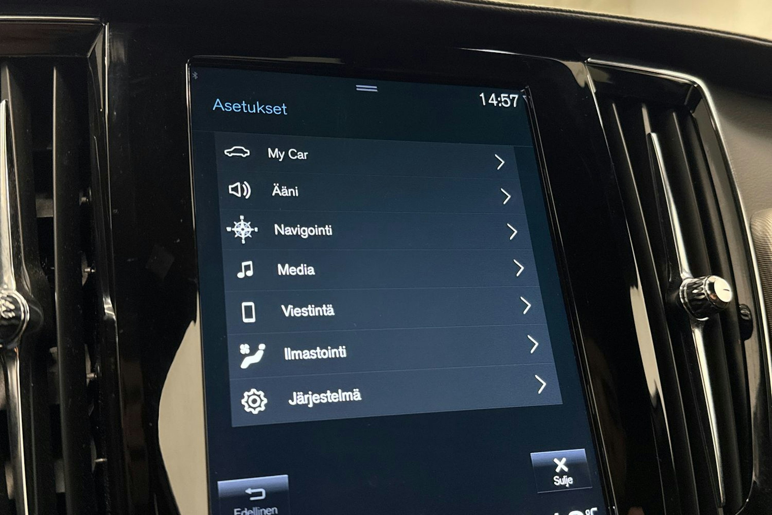 musta Volvo V90 2021 kuva 31.
