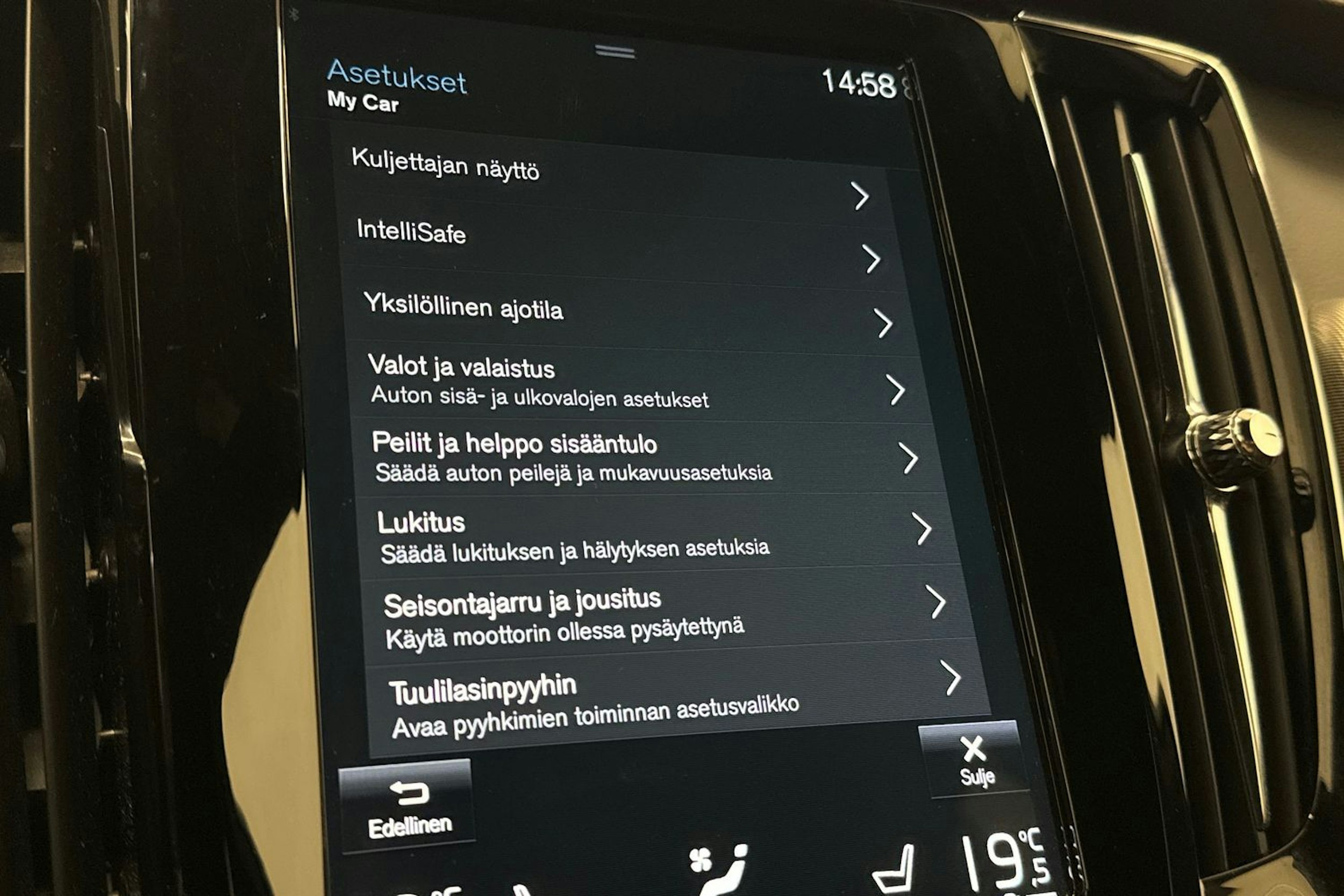 musta Volvo V90 2021 kuva 32.