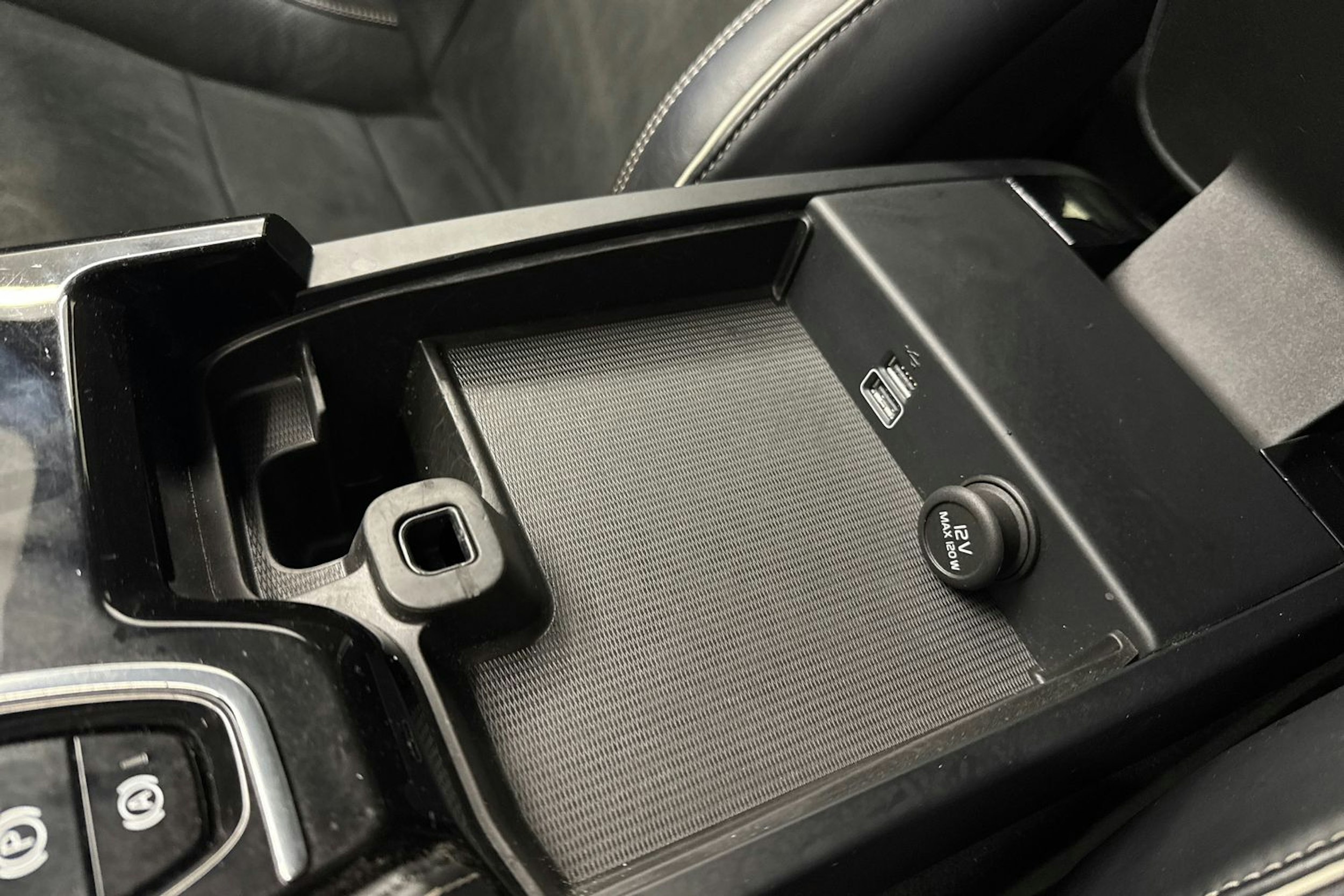 musta Volvo V90 2021 kuva 36.