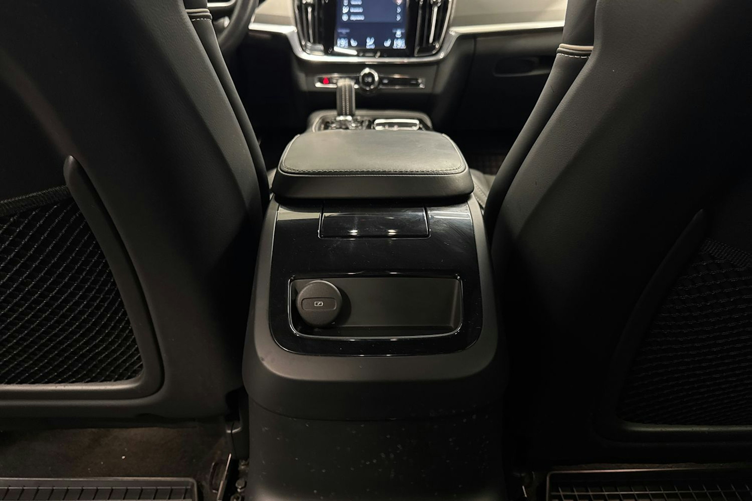 musta Volvo V90 2021 kuva 37.