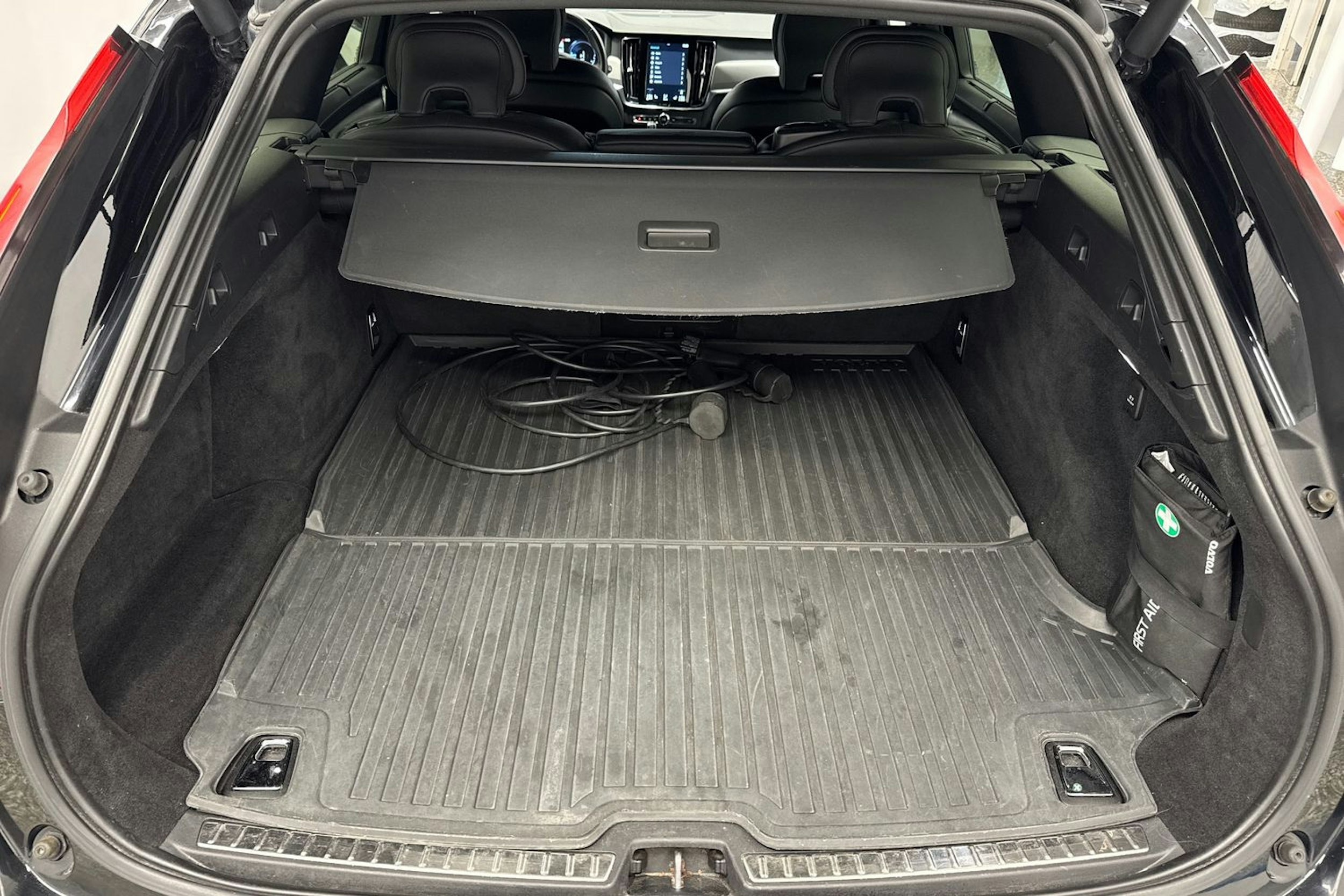 musta Volvo V90 2021 kuva 38.