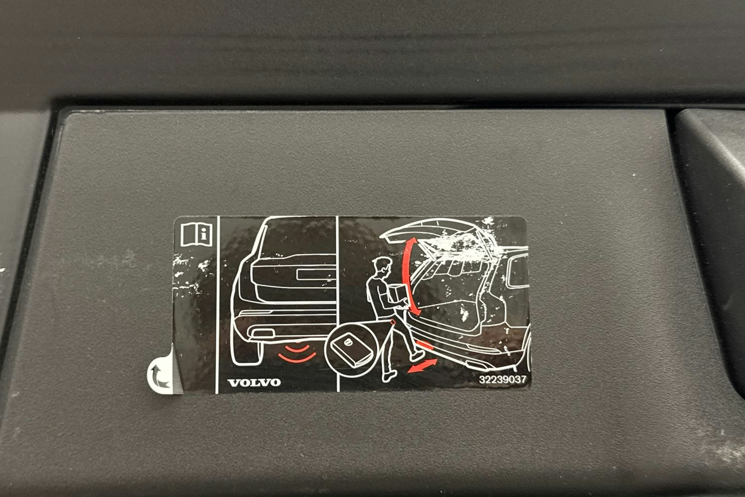 musta Volvo V90 2021 kuva 40.