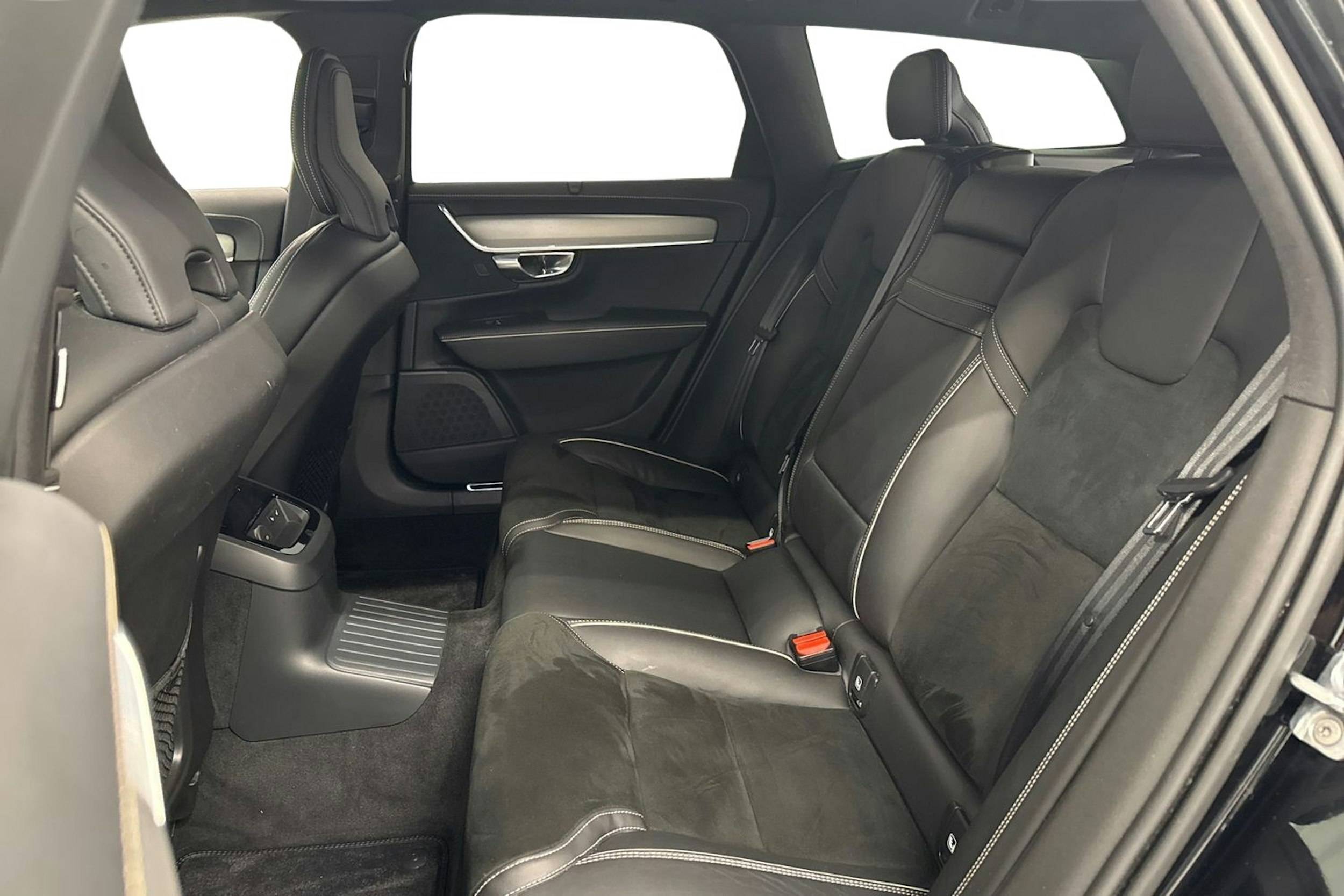 musta Volvo V90 2021 kuva 13.