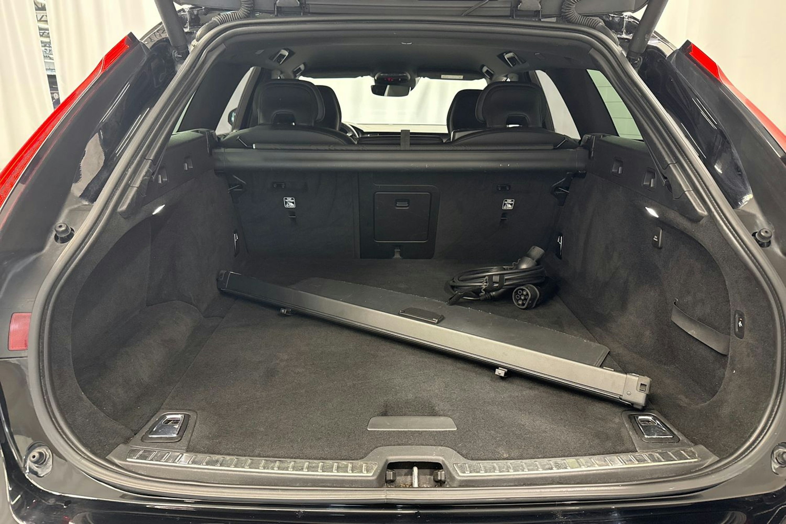 musta Volvo V90 2021 kuva 17.